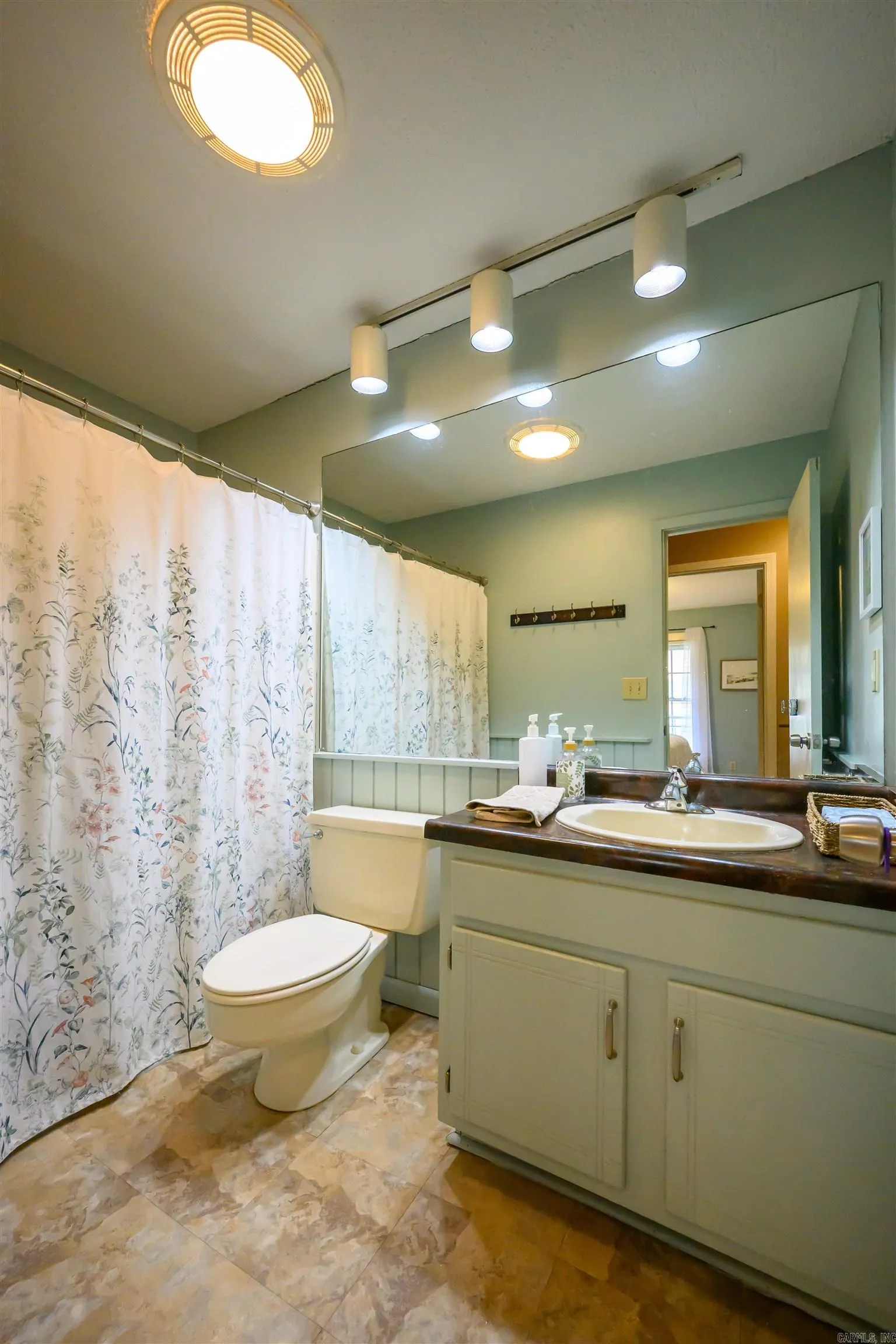 Property at 1560  Lee - Image 18