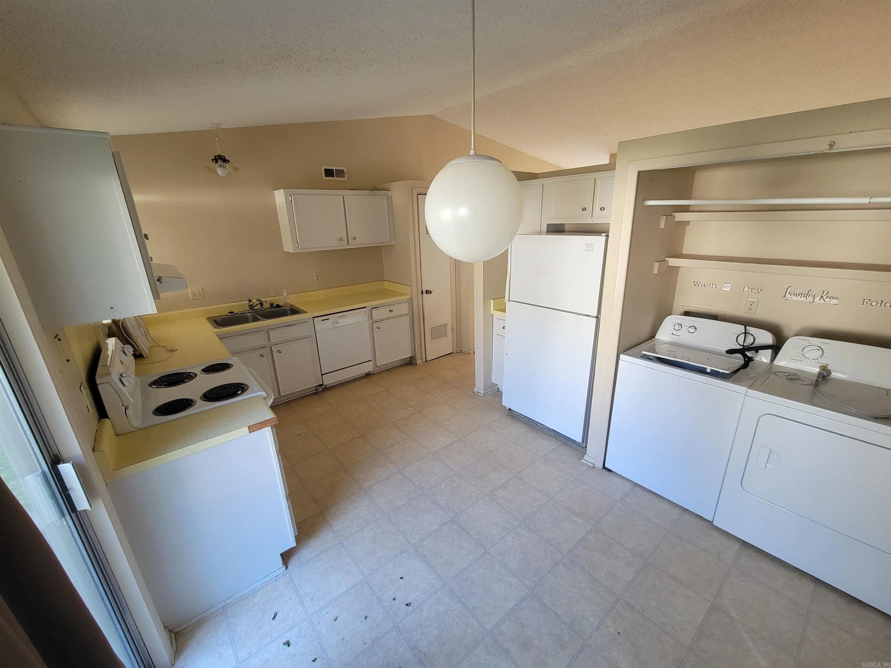 Property at 1404  Southeastern - Image 12