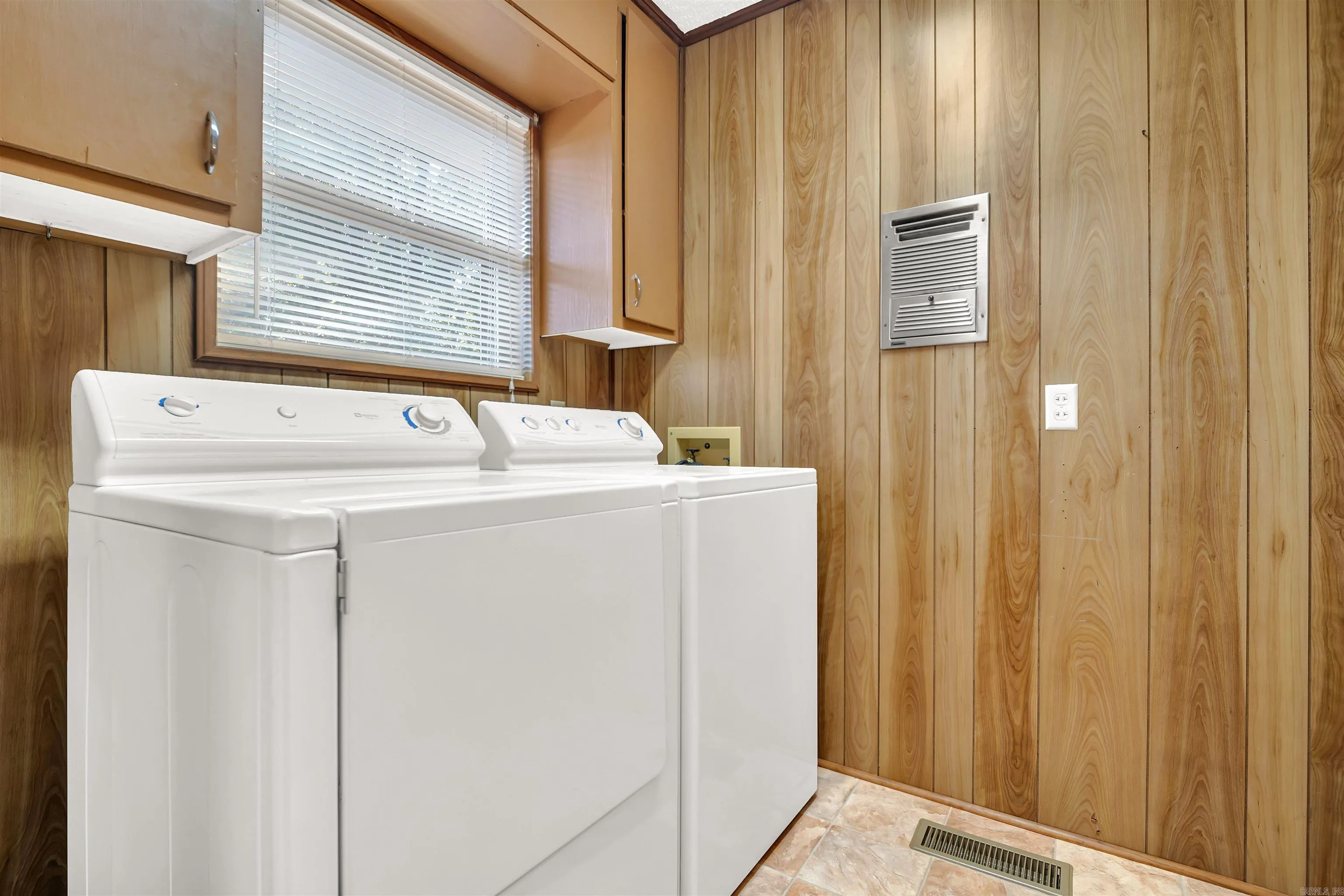 Property at 1400  View - Image 12