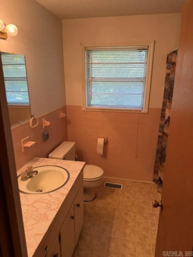 Property at 104  Sapphire - Image 11