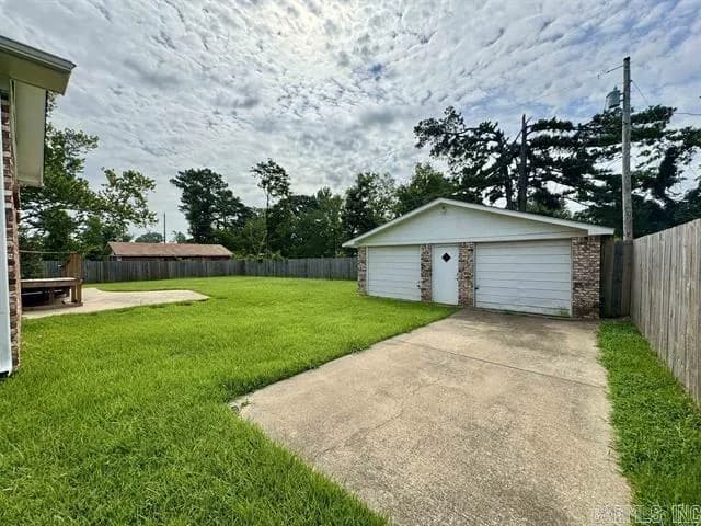 Property at 2204 E Lee ave - Image 2