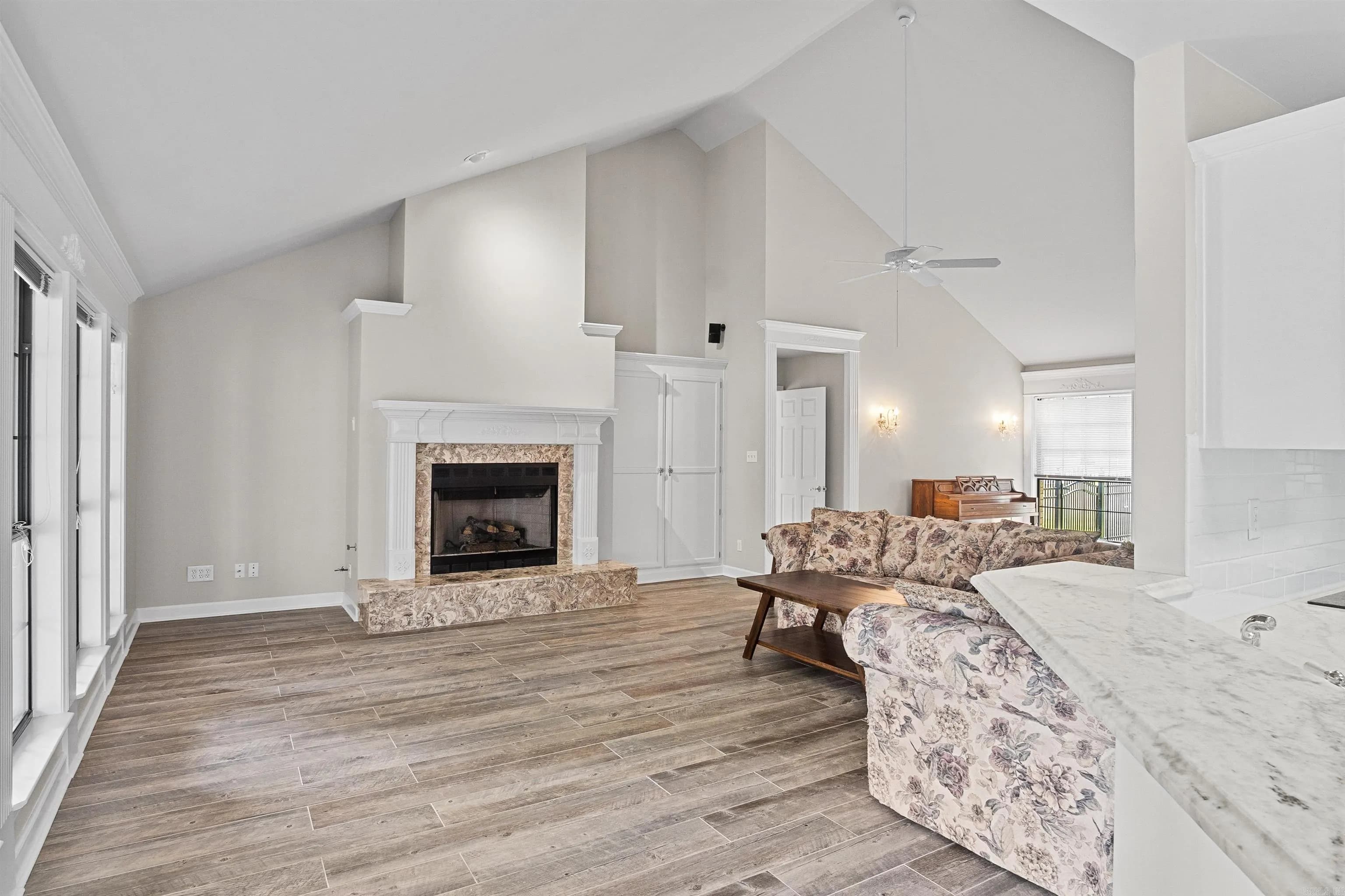 Property at 110 E Maddox - Image 7