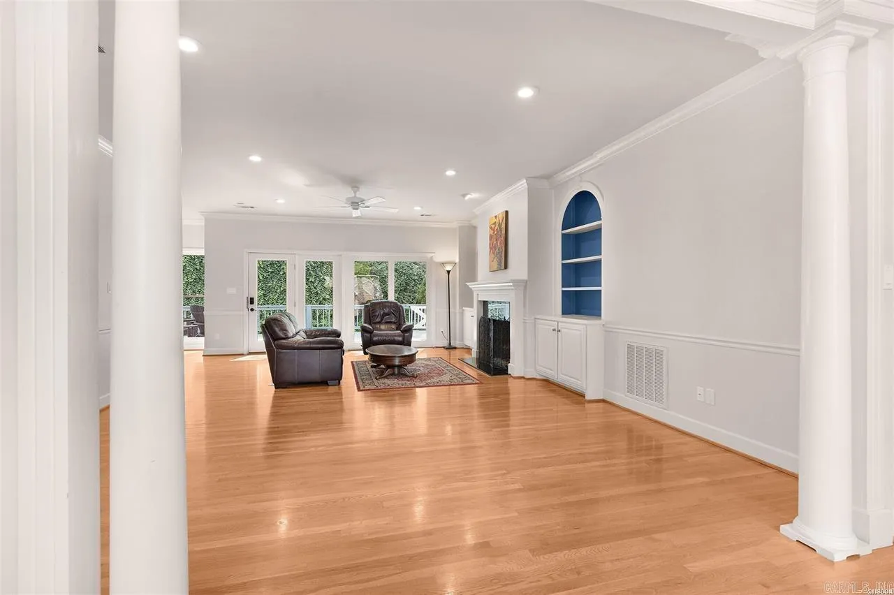 Property at 106  Ravenwood - Image 6