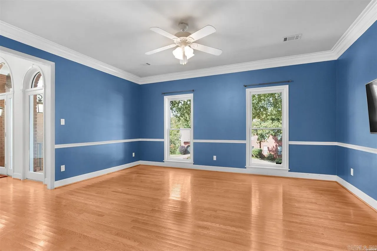 Property at 106  Ravenwood - Image 9