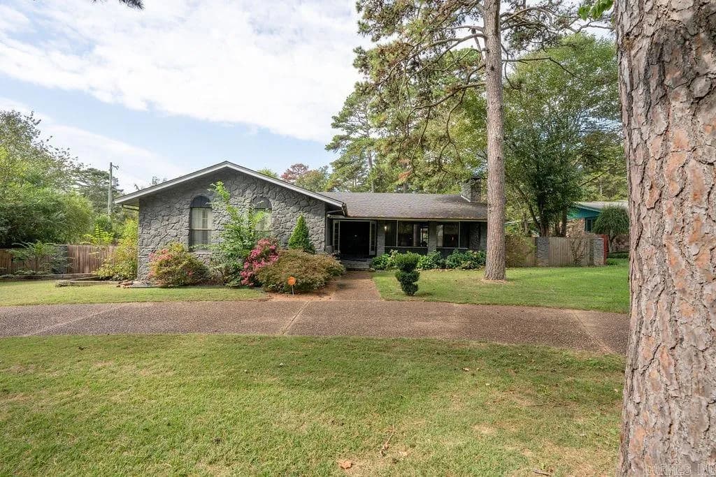 Property at 2400  Pinewood - Image 3
