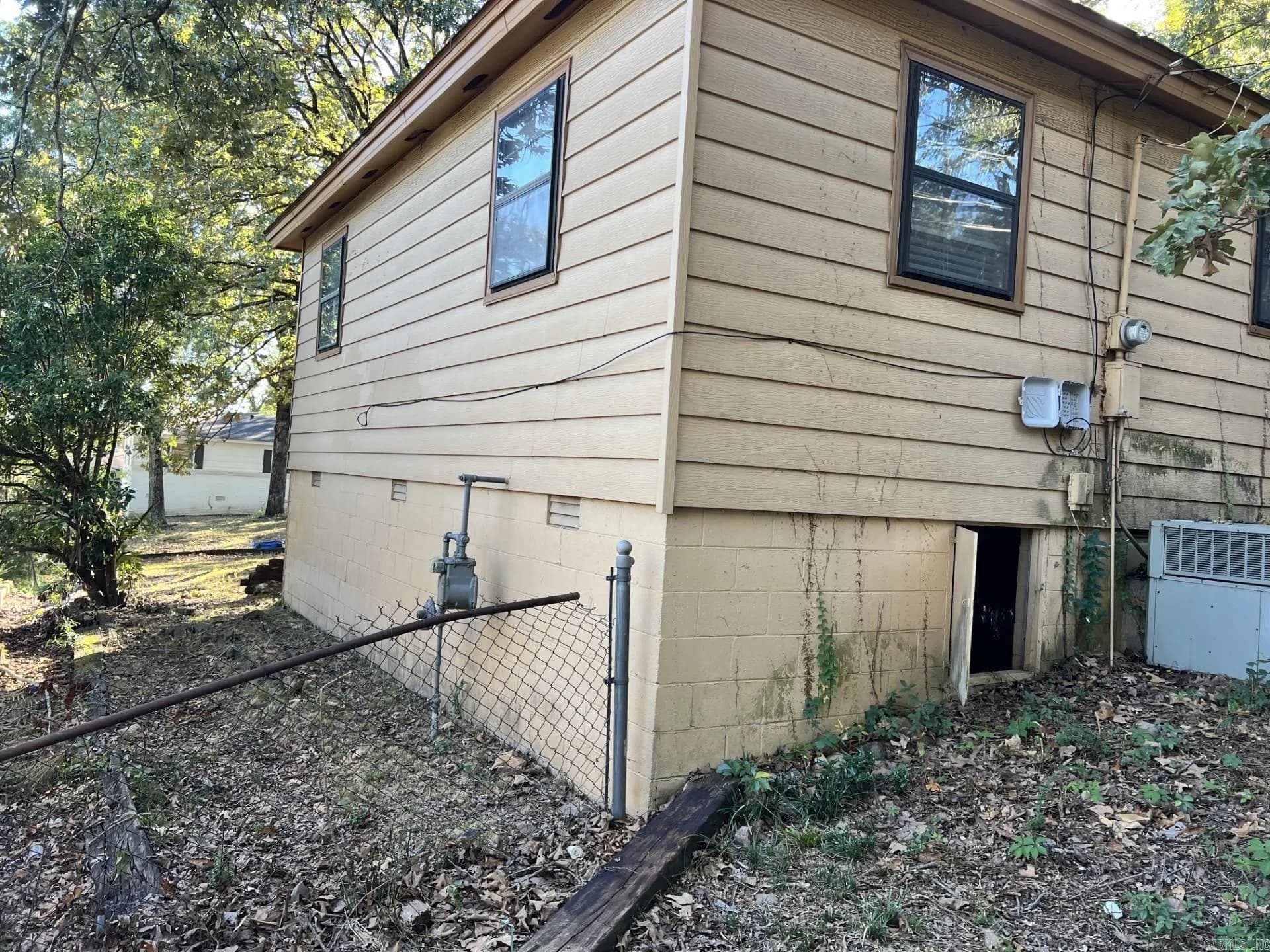 Property at 104  Lindenhurst - Image 16