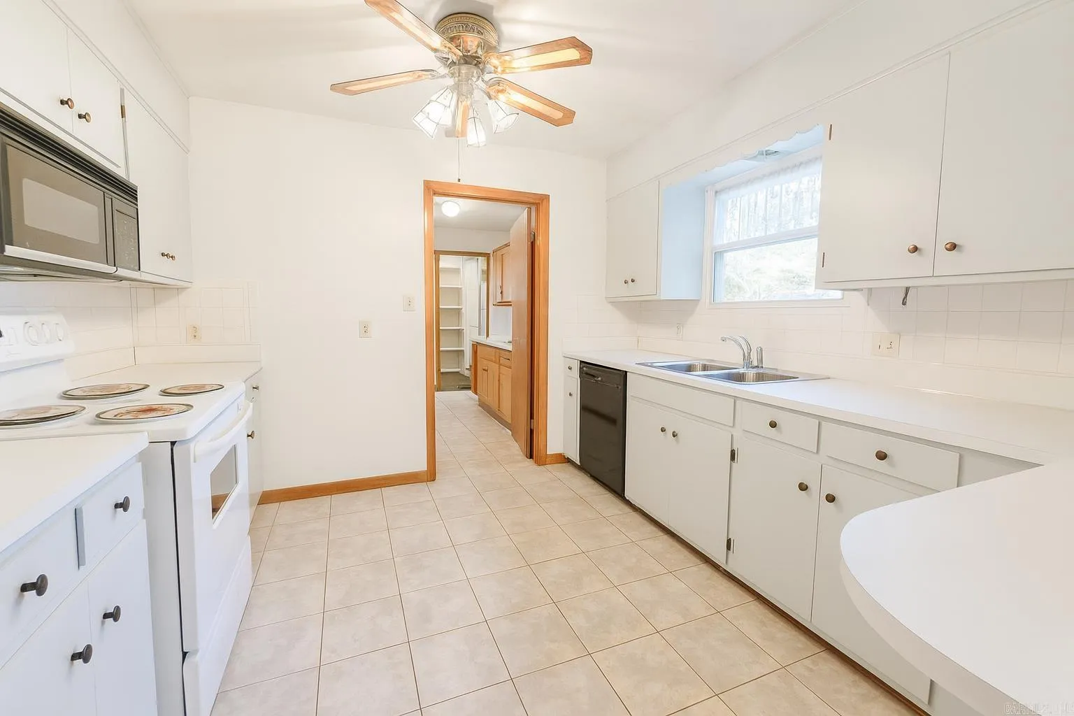 Property at 608  Broadmoor - Image 10