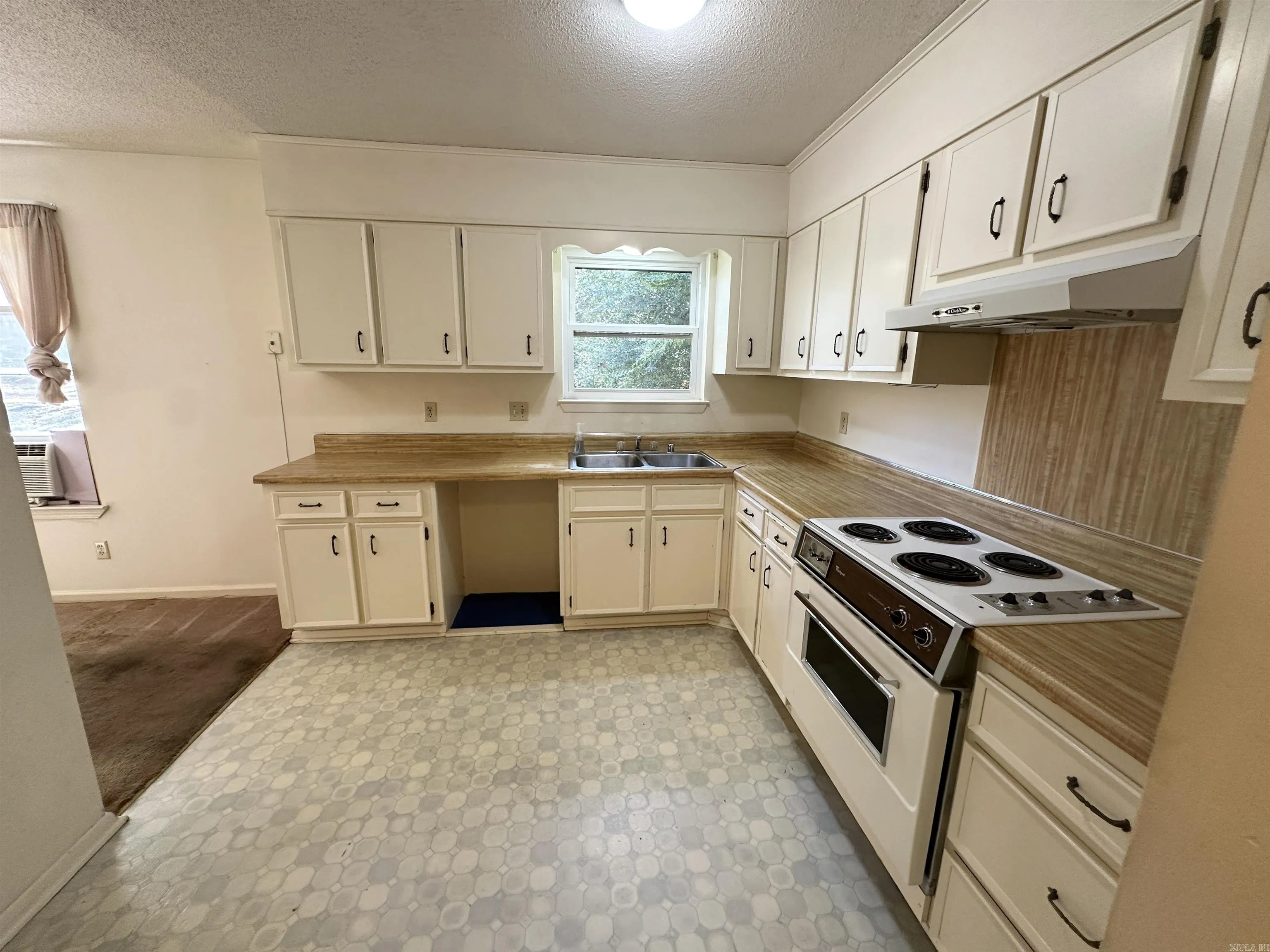Property at 1904  Osceola - Image 4