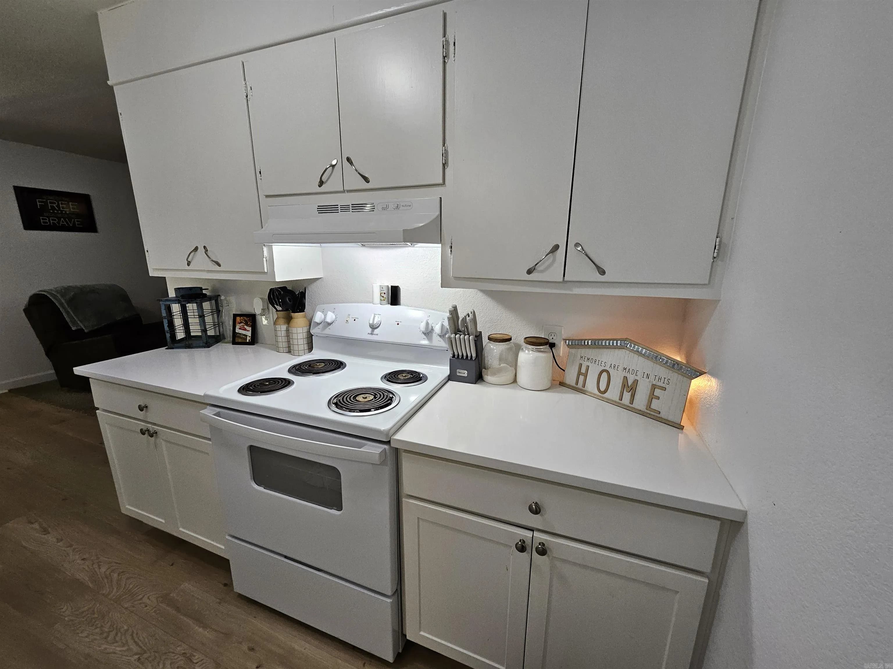 Property at 406 S Cypress - Image 6