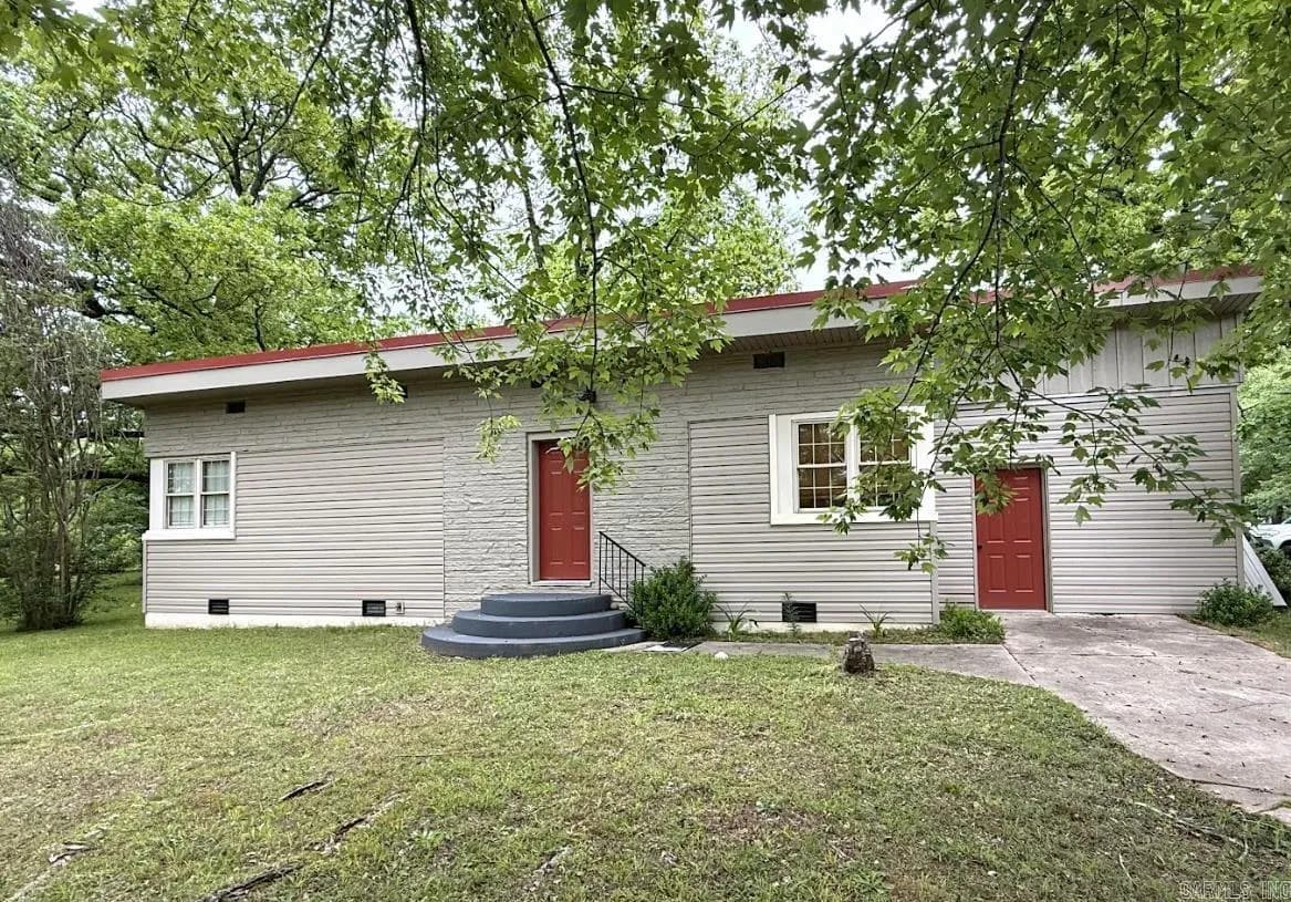 Property at 601  Clarence st. - Image 2