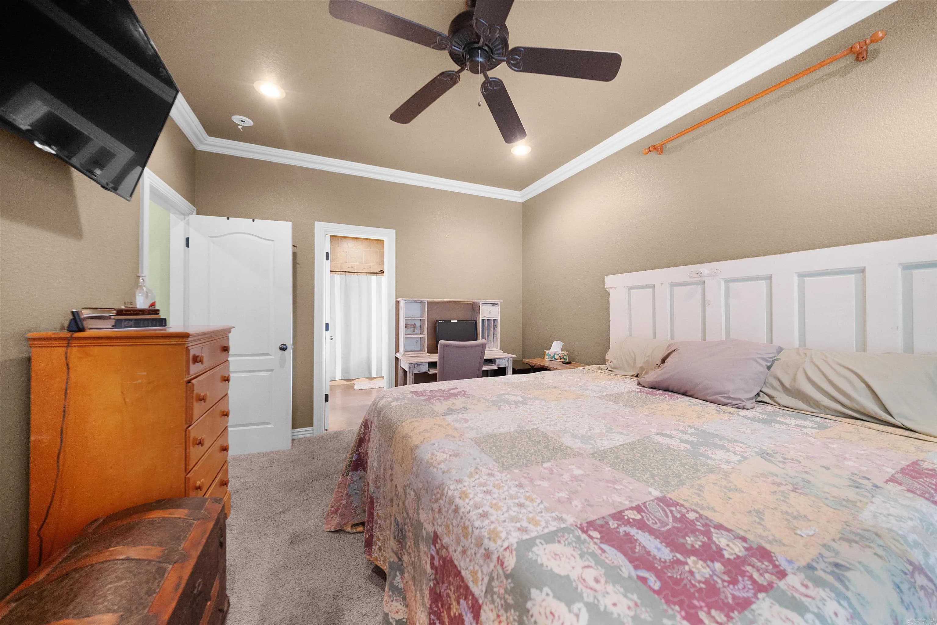 Property at 640  Stover - Image 21