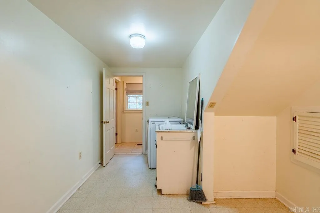 Property at 1408  Hillcrest - Image 41