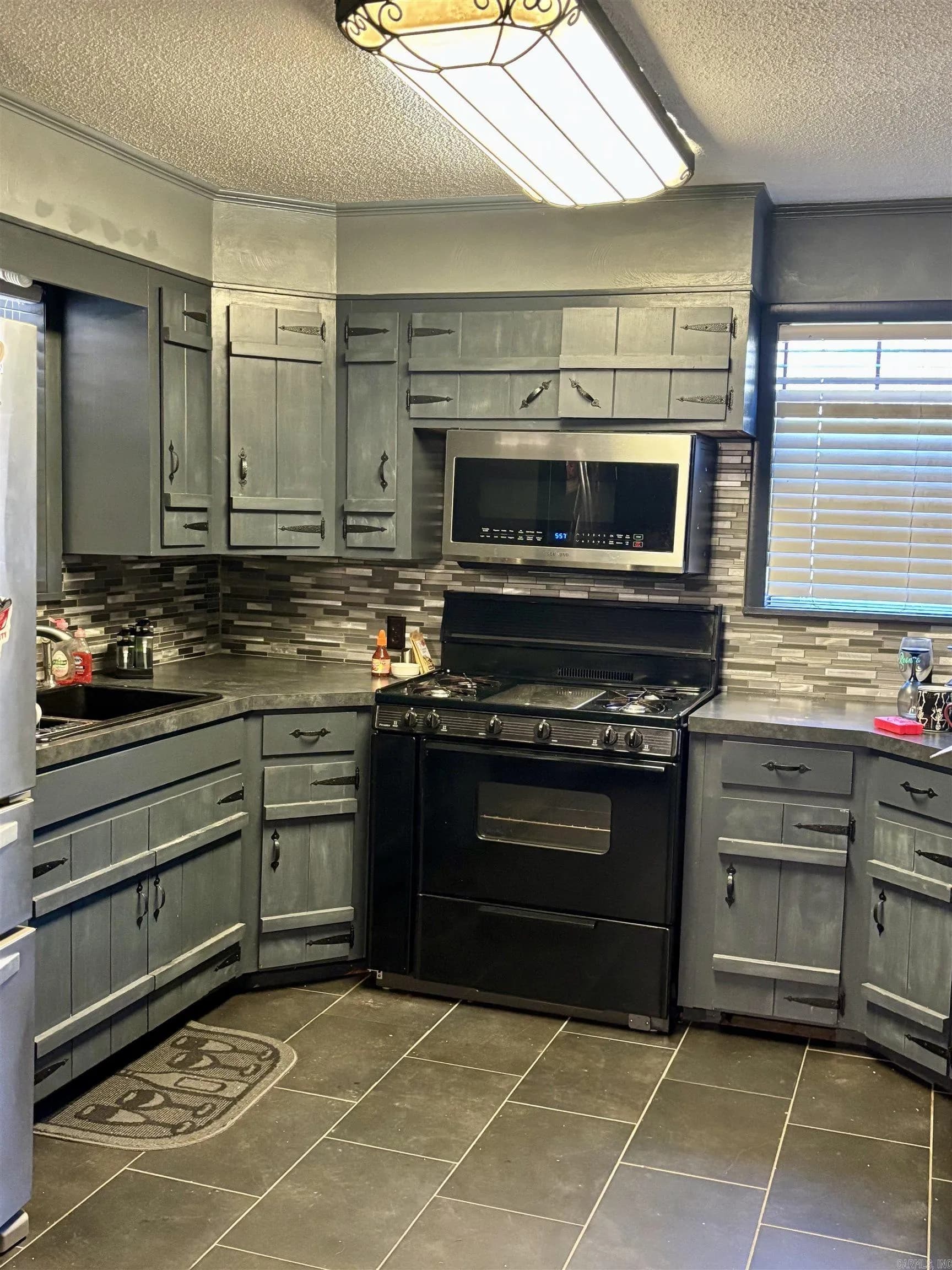 Property at 1105  Victory - Image 7