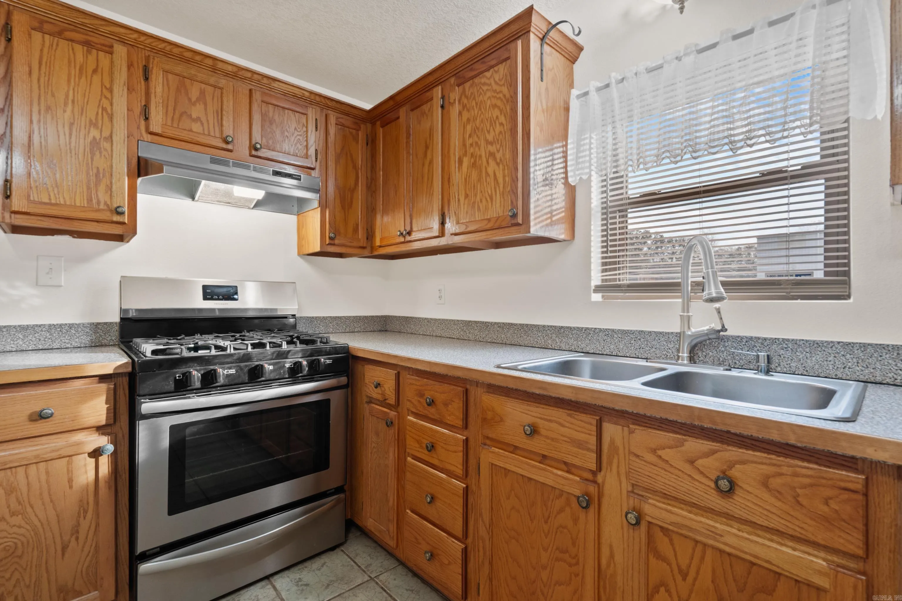 Property at 303  Oaklawn - Image 7