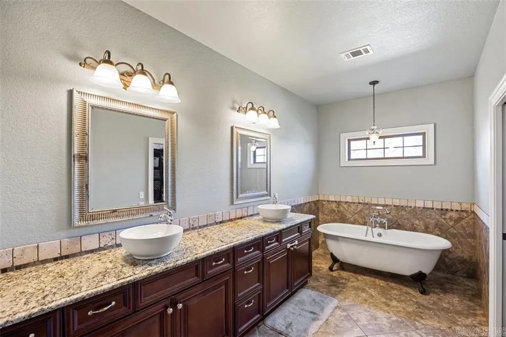 Property at 1209 E Elm street - Image 26