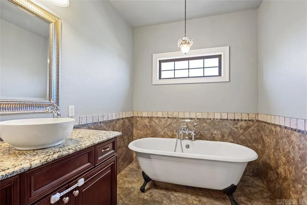 Property at 1209 E Elm street - Image 27