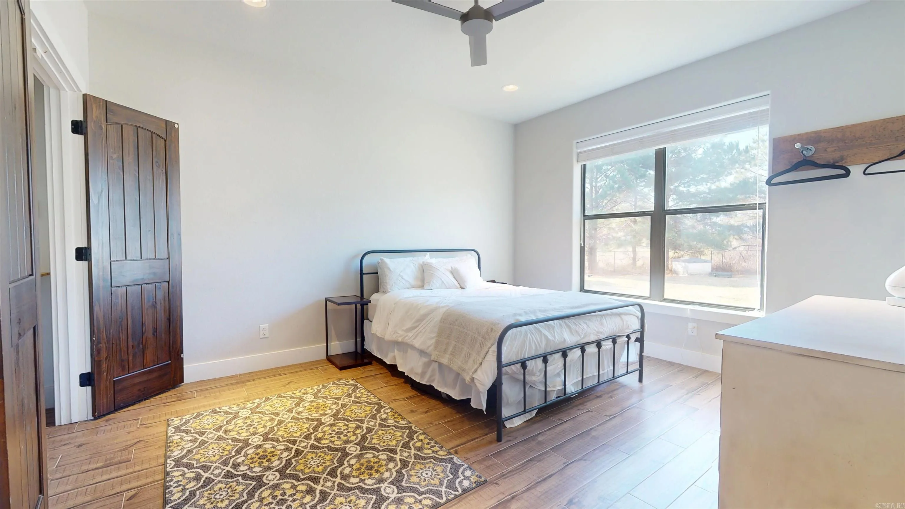 Property at 1677  Oak ridge - Image 15