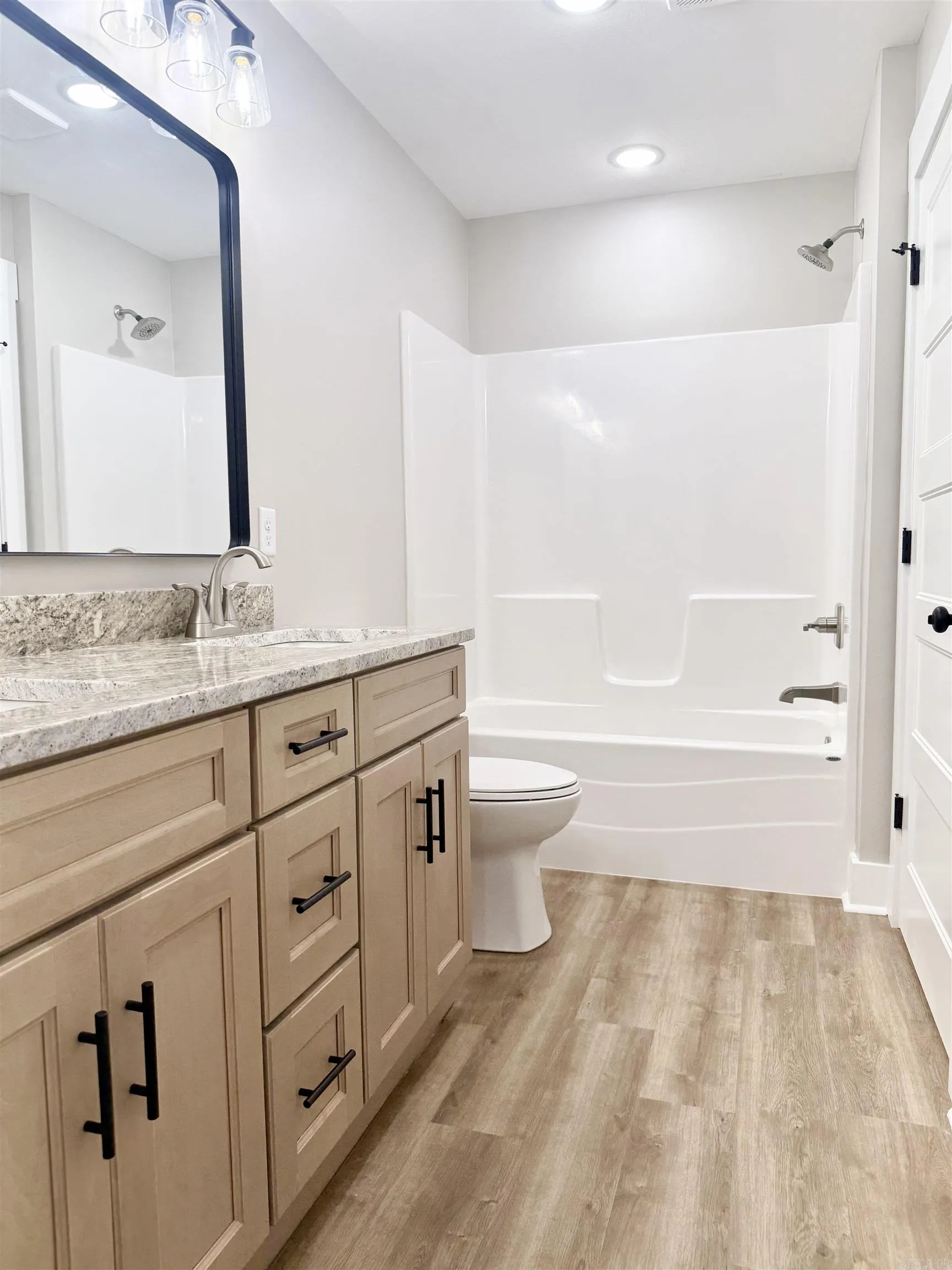 Property at 309 W Light - Image 9