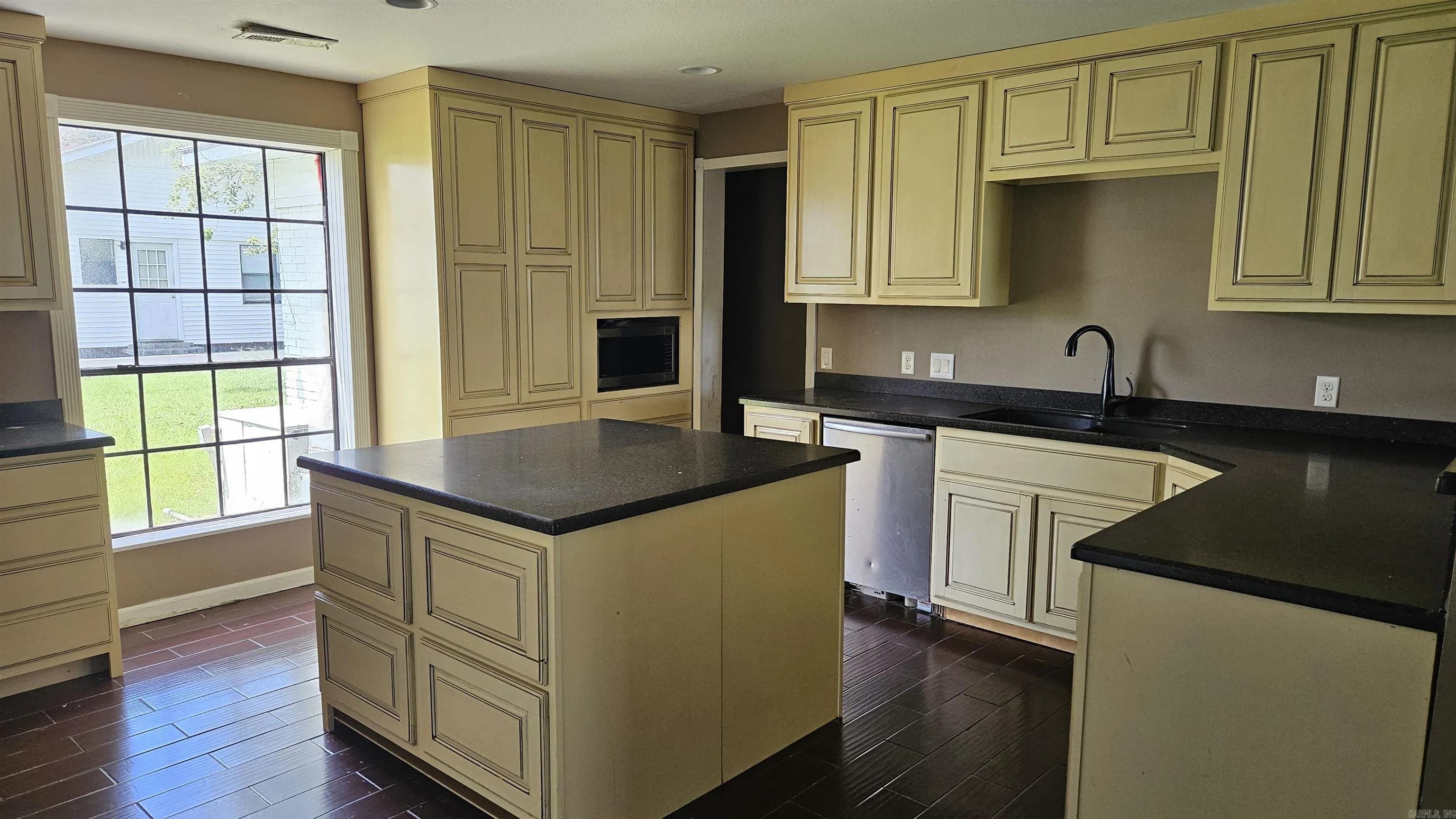 Property at 824 E 8th - Image 21