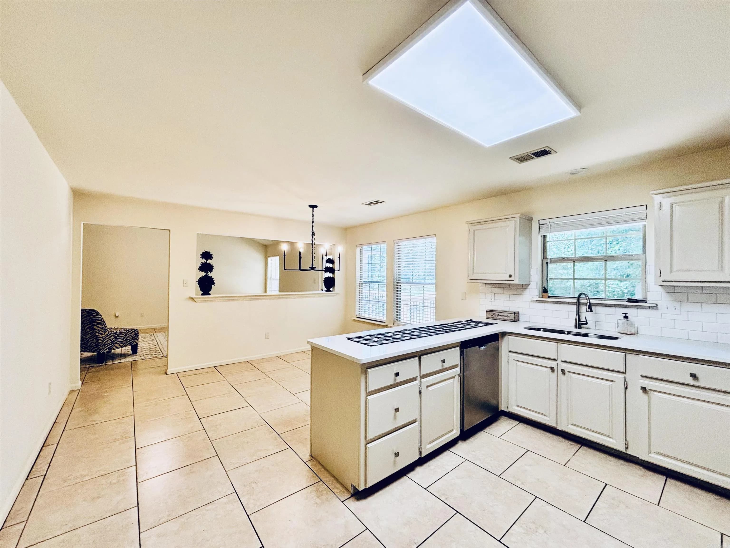 Property at 1004  Norwich - Image 9