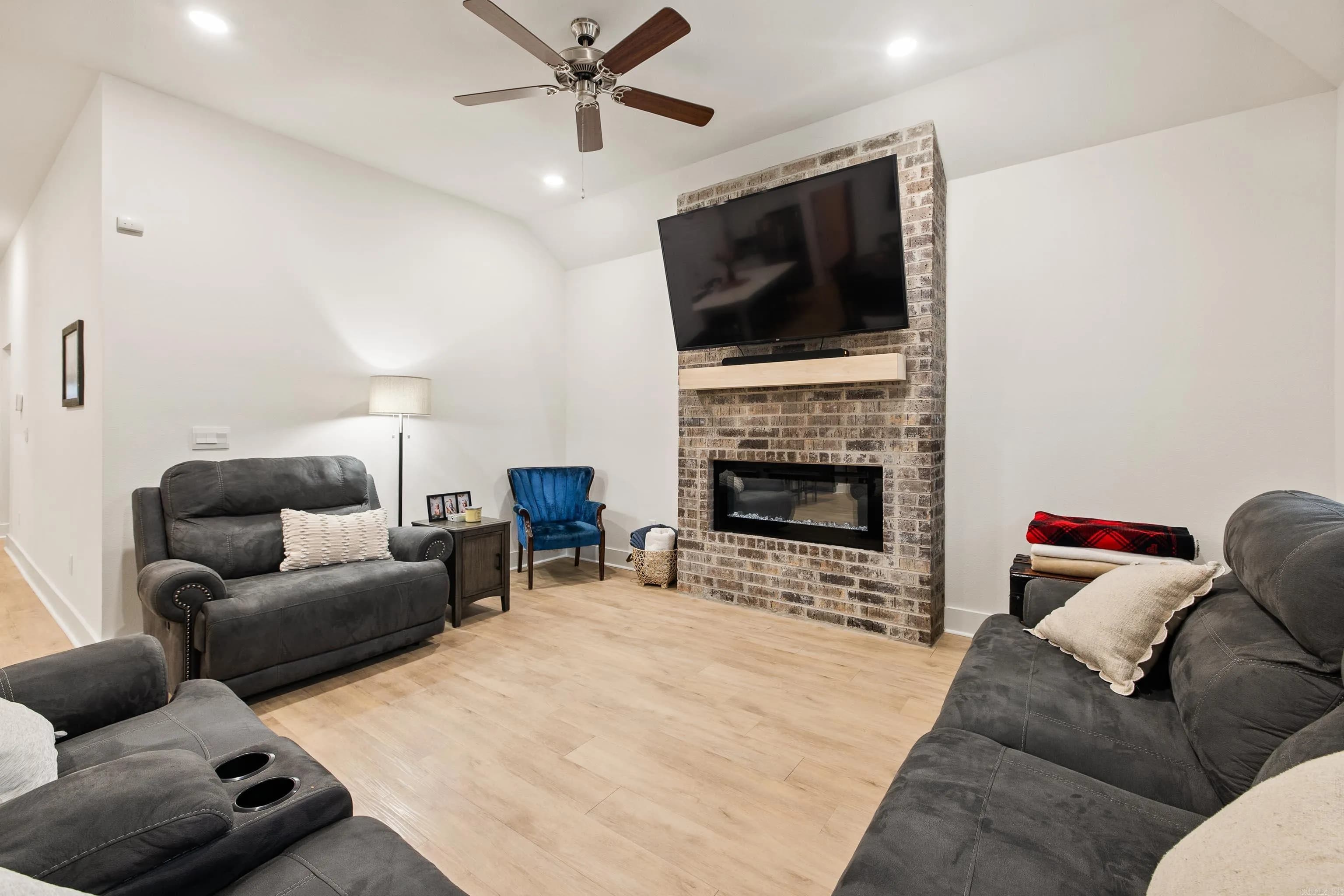 Property at 213  Lainey - Image 8