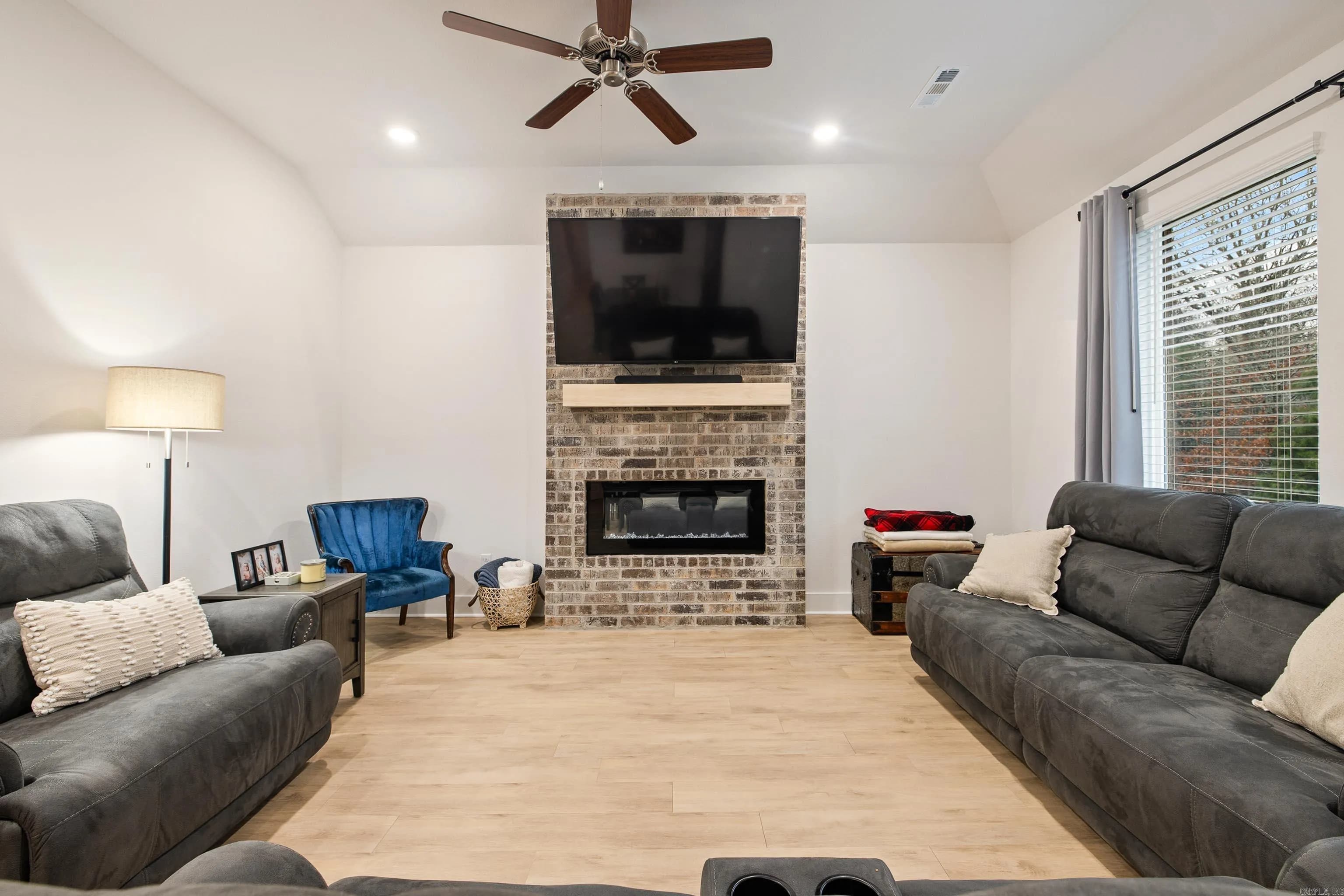 Property at 213  Lainey - Image 10