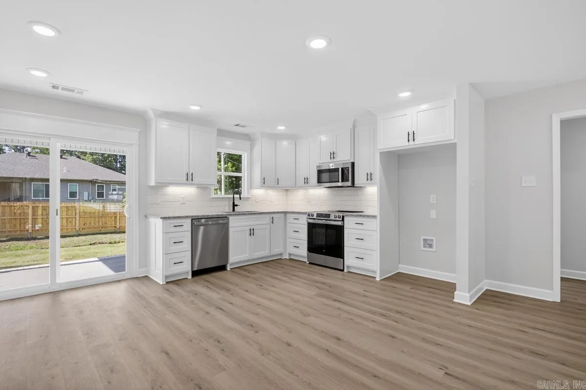Property at 212  Pineview - Image 3