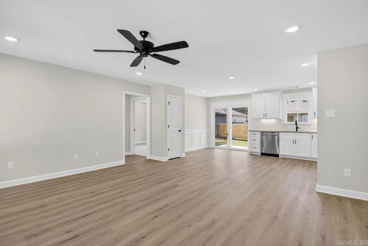 Property at 212  Pineview - Image 6