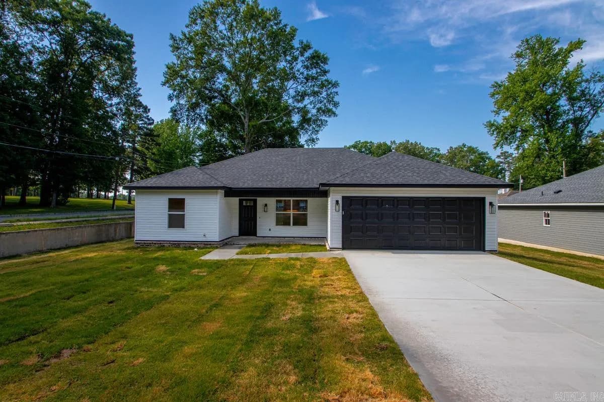 Property at 214  Pineview - Image 1