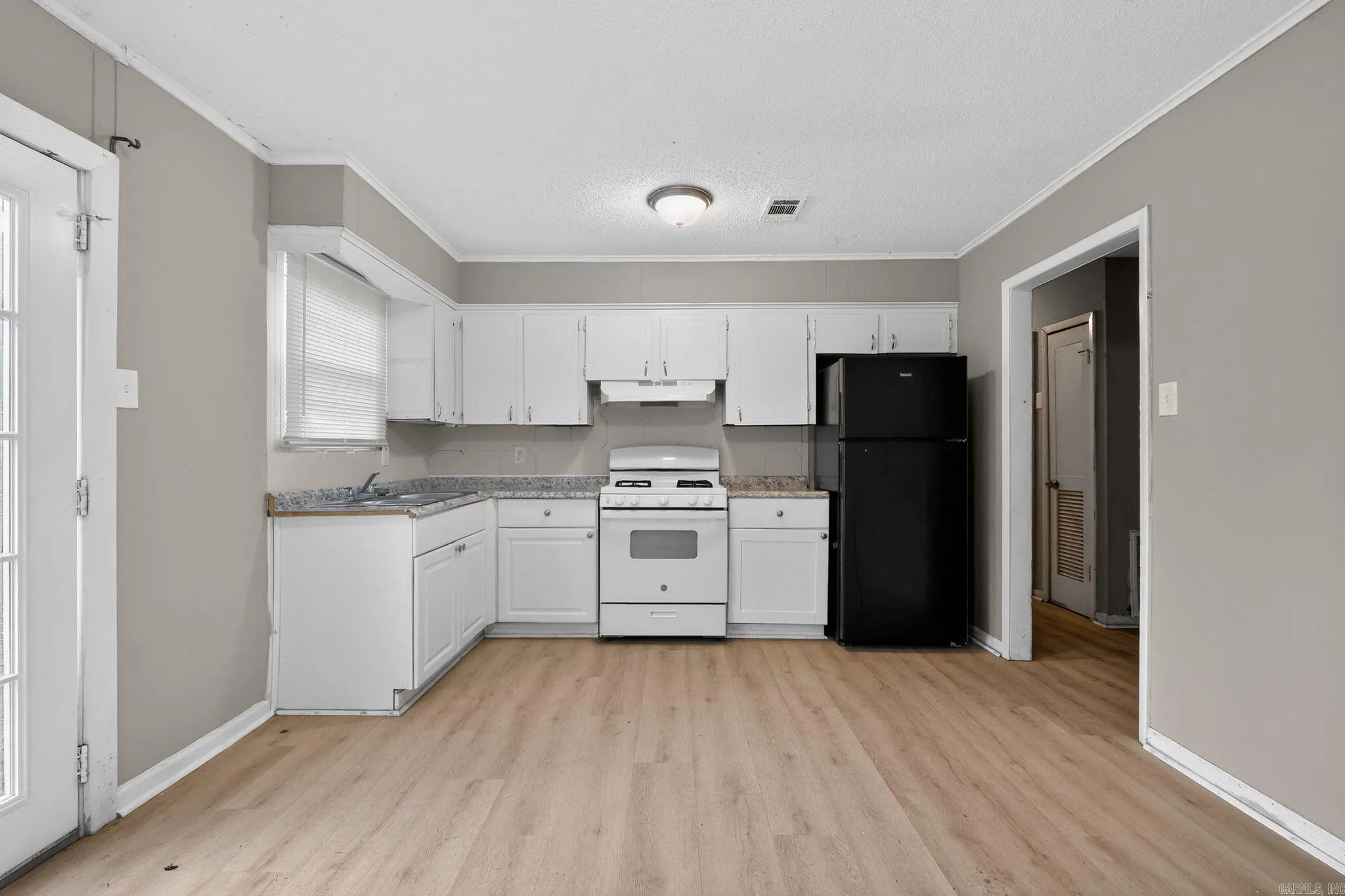 Property at 3521  Pinewood - Image 8