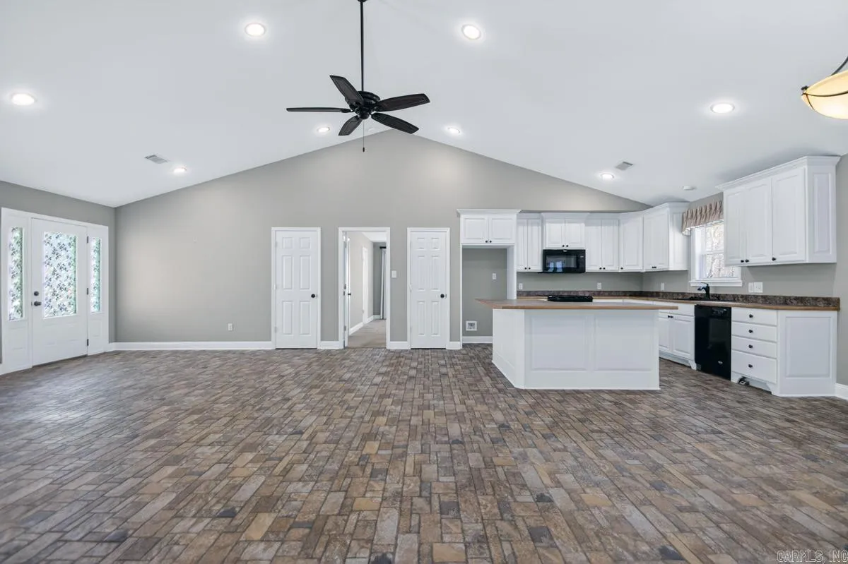 Property at 308  Diamondhead - Image 12