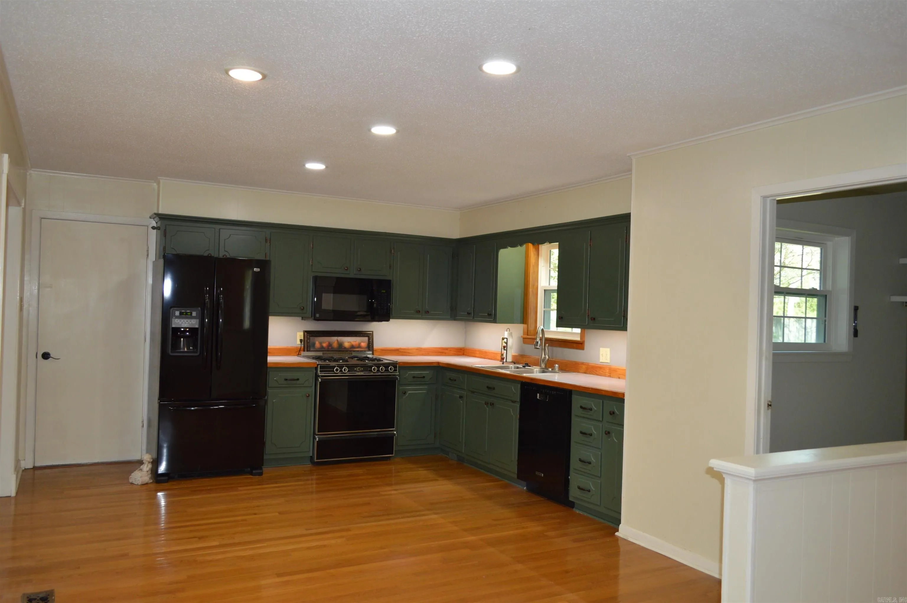 Property at 411  Hillcrest - Image 12
