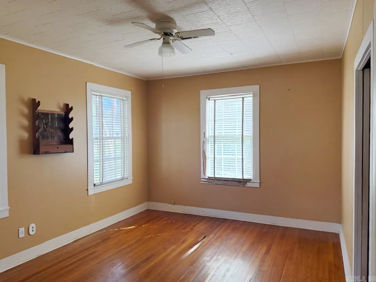 Property at 802  Elm - Image 10