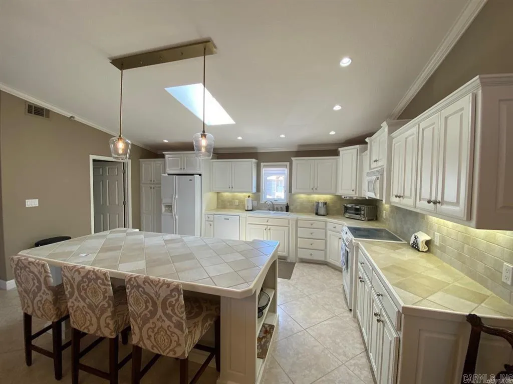 Property at 151  Villa point - Image 14