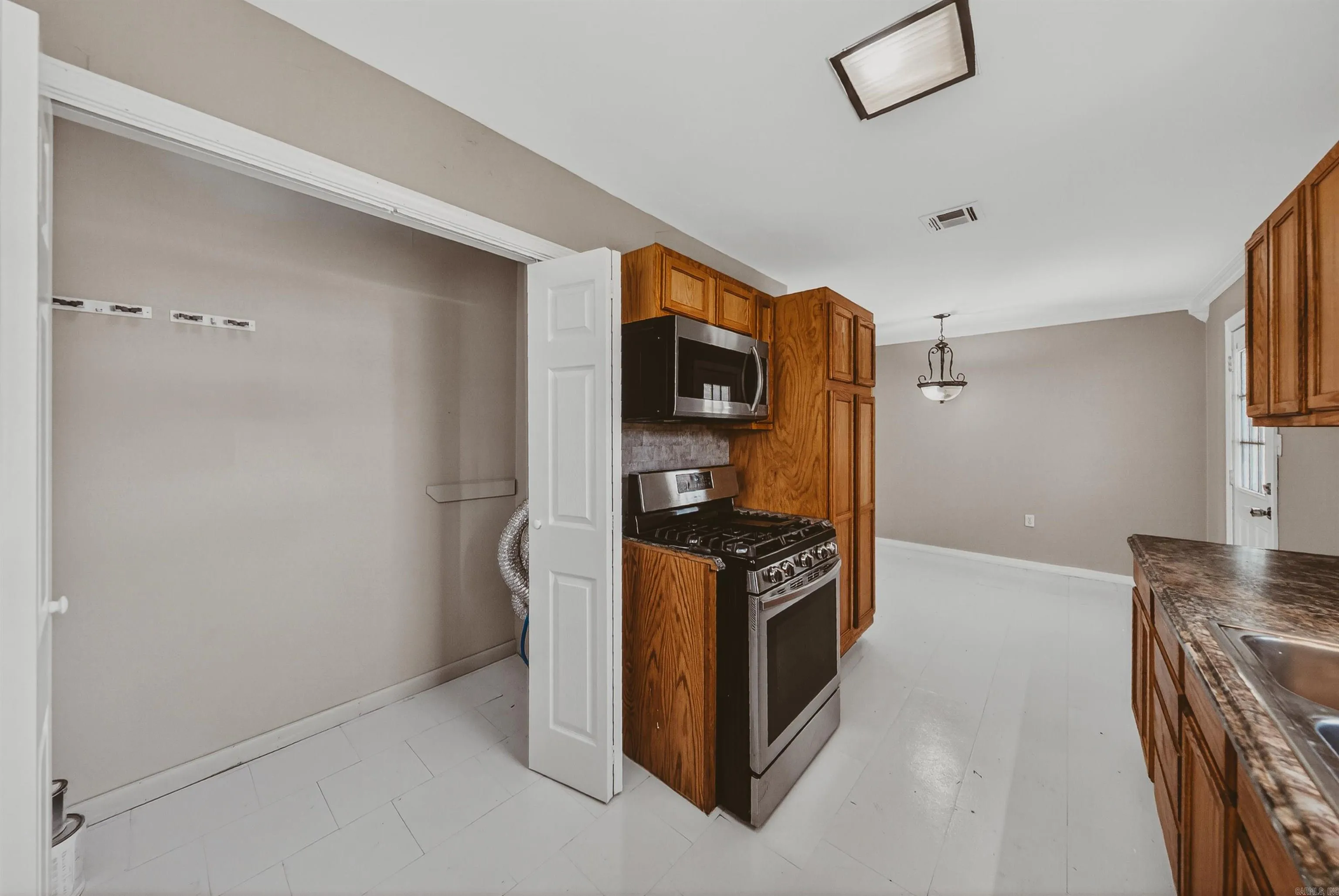 Property at 823 W Granite - Image 8