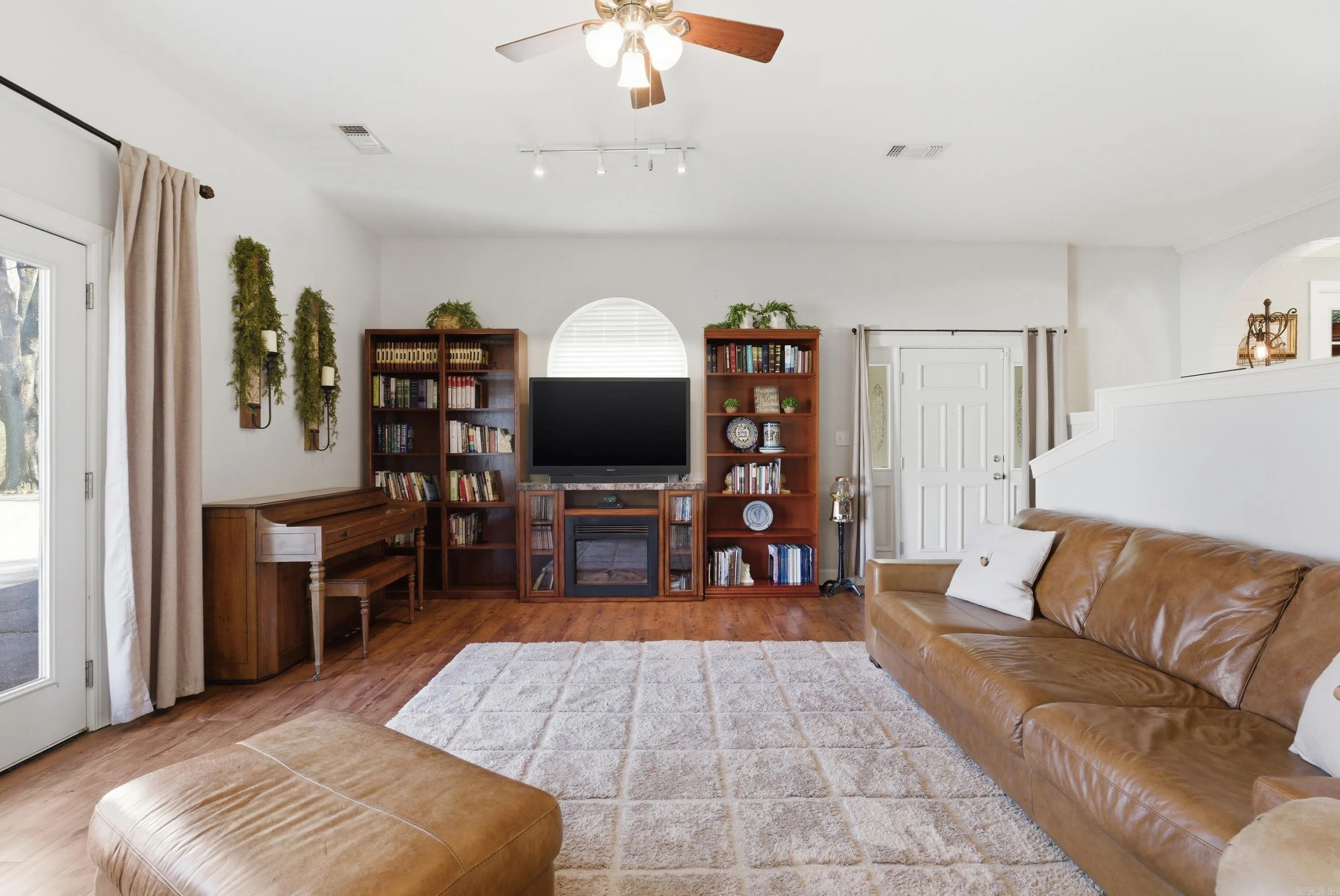 Property at 6  Sherwood - Image 9