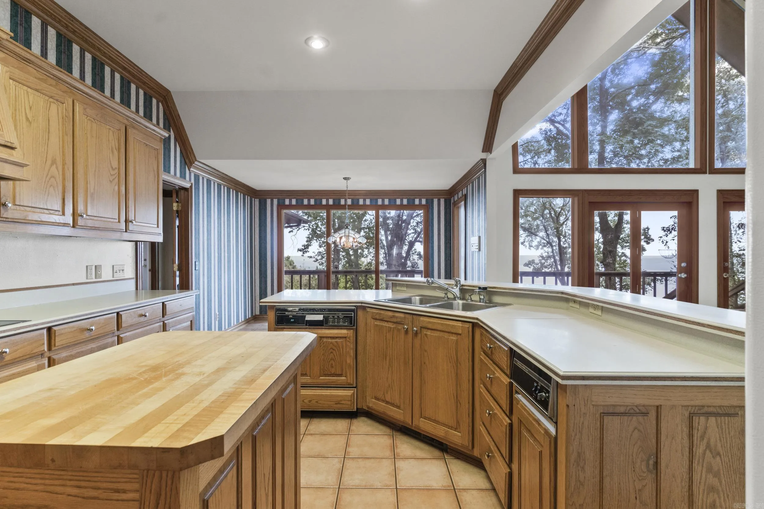Property at 39 E Bluff - Image 9