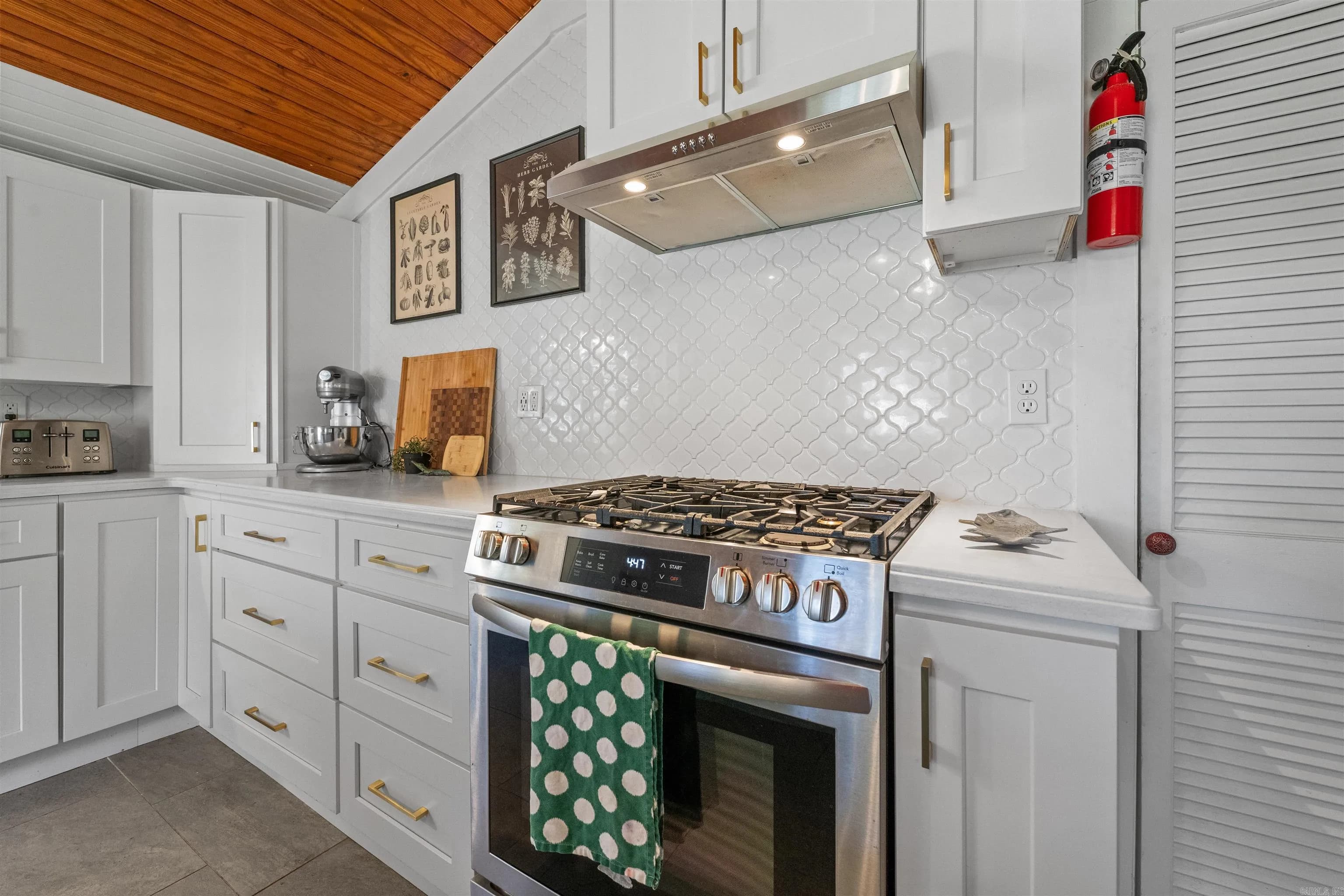 Property at 104  Court square - Image 11
