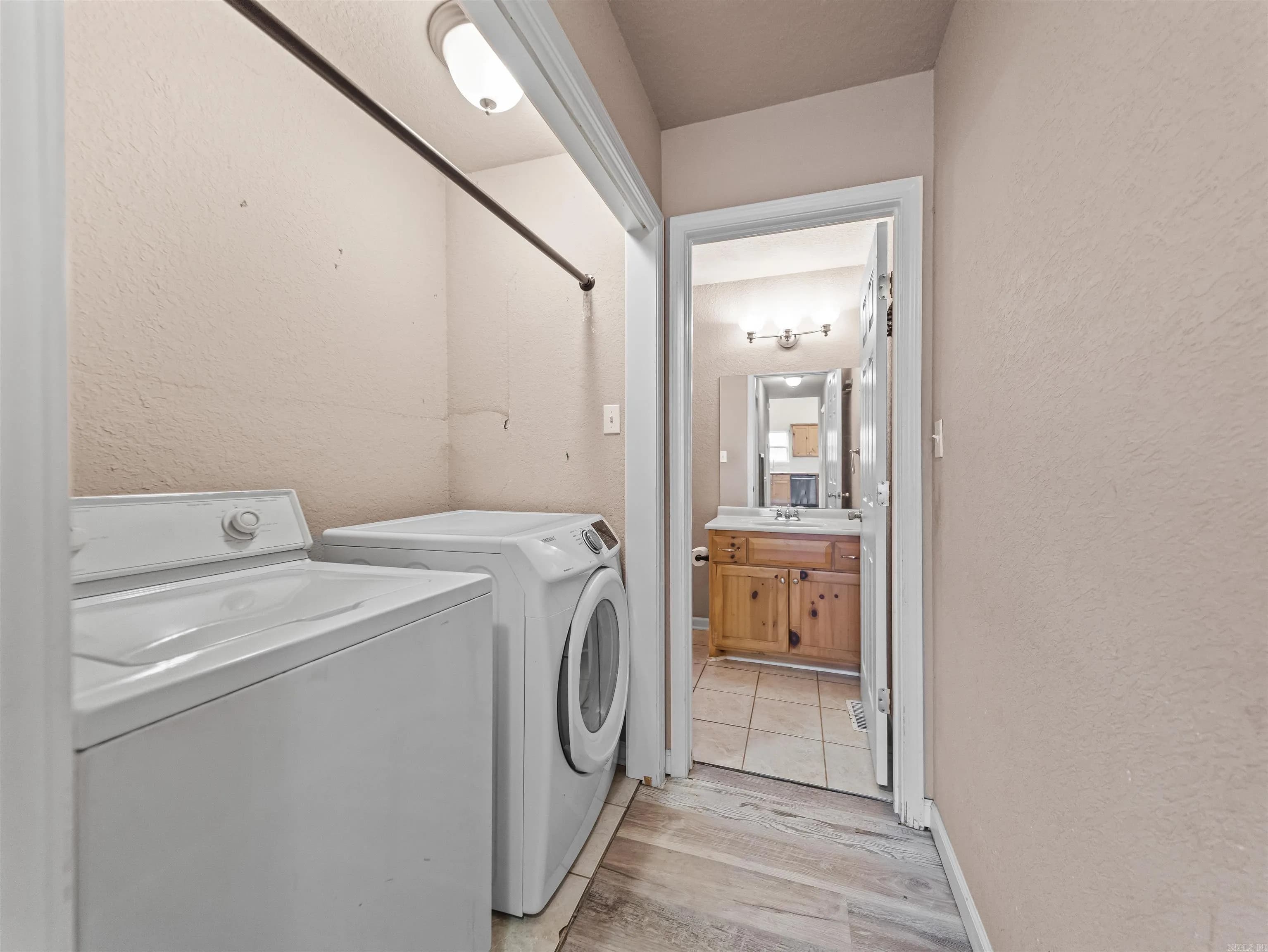 Property at 307  Bellaire - Image 24
