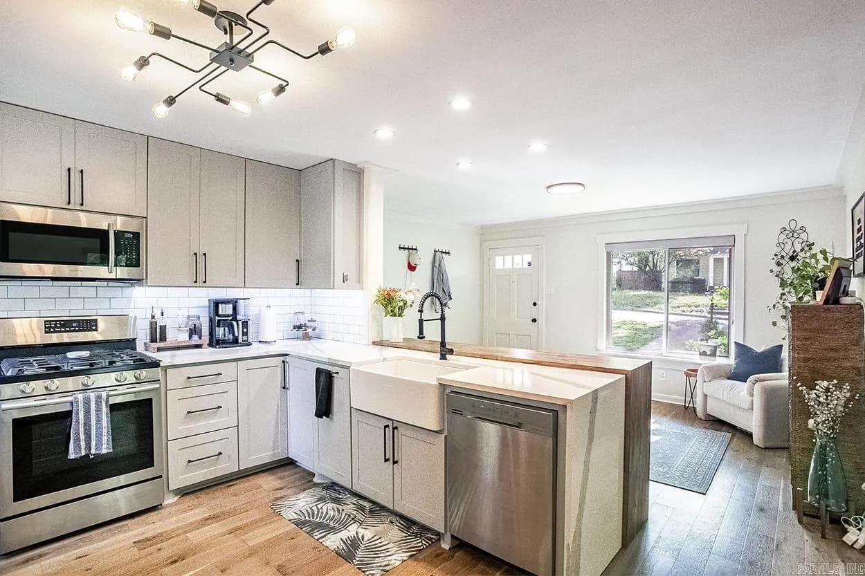 Property at 708 N Pierce - Image 10
