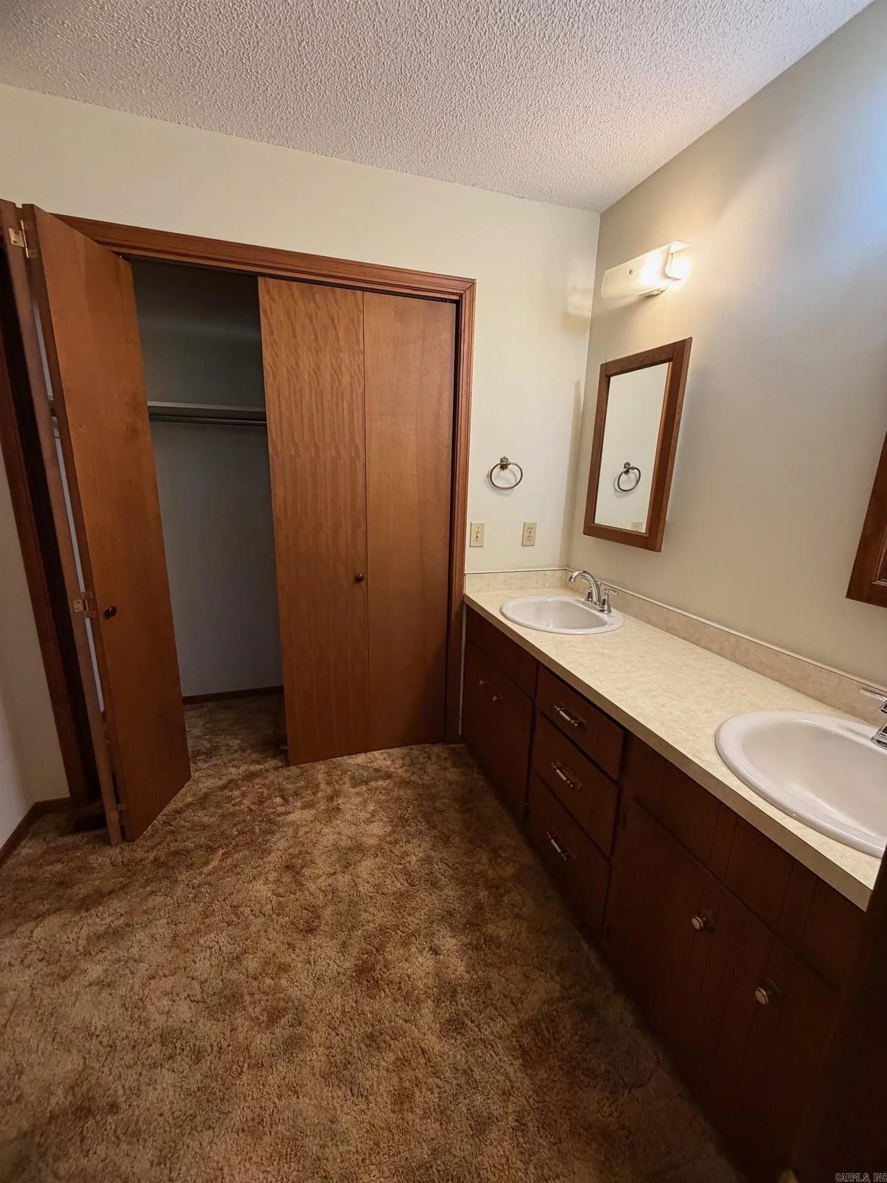 Property at 9  King - Image 23