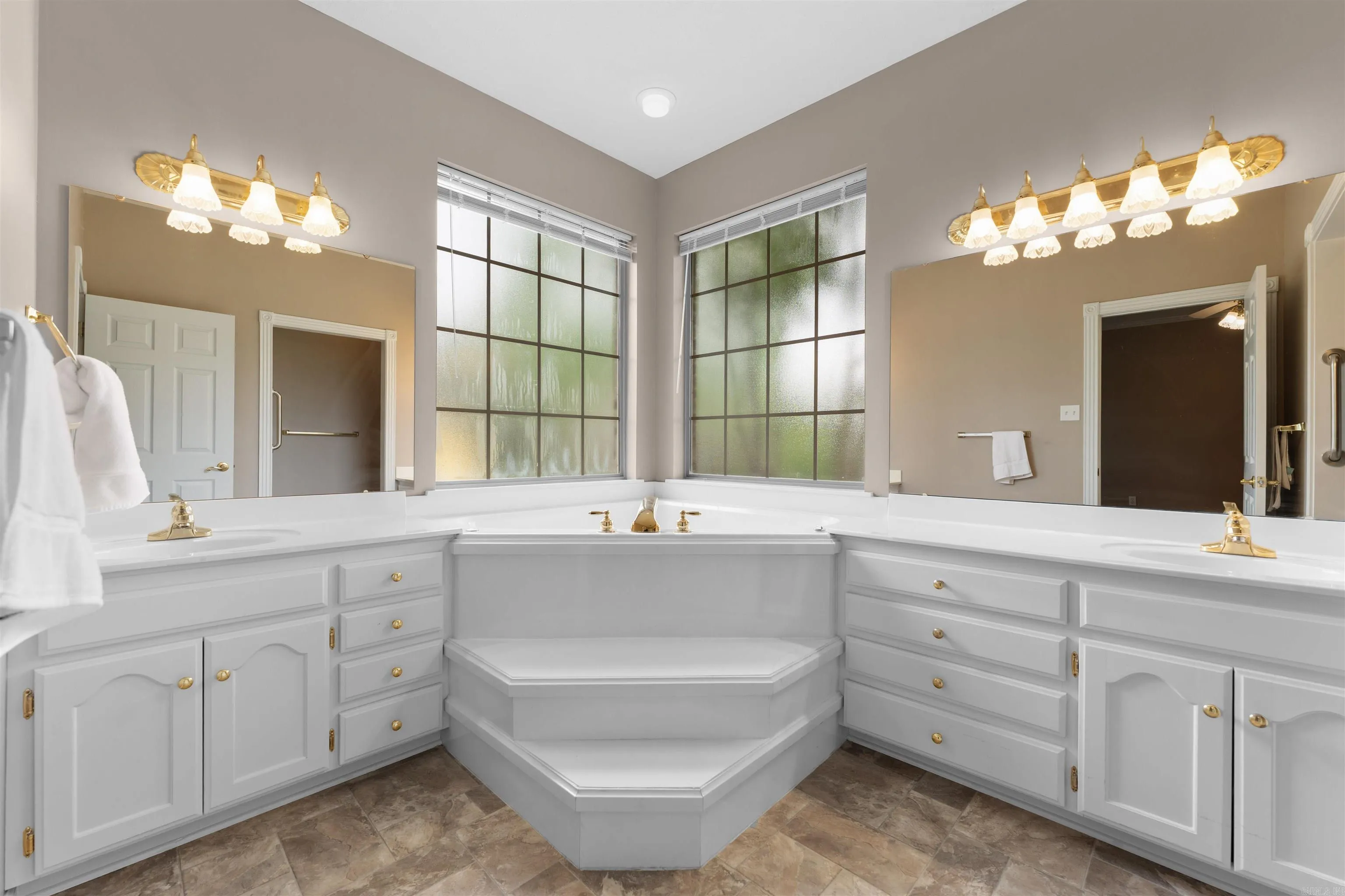Property at 2435  Grummer - Image 26