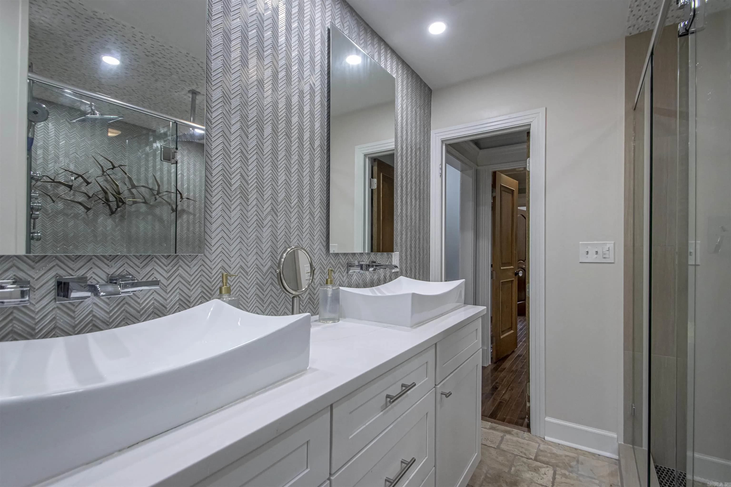 Property at 121  White oak - Image 10