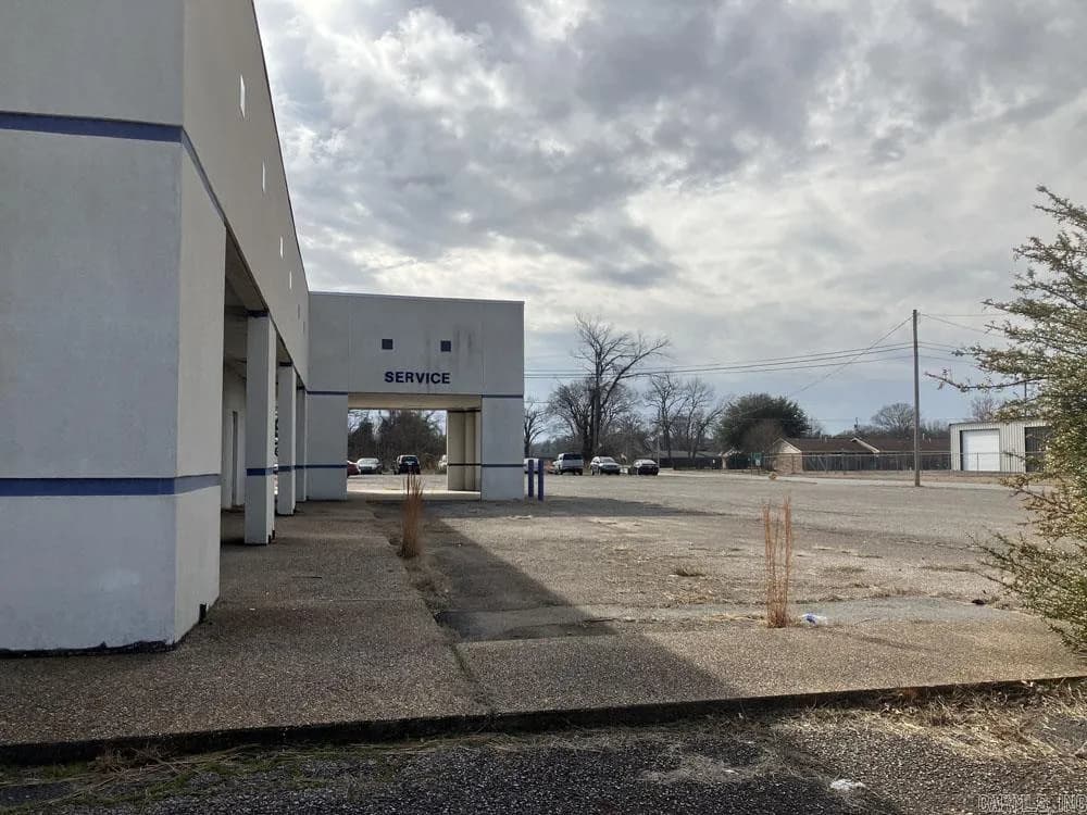Property at 2500 E Harding - Image 14