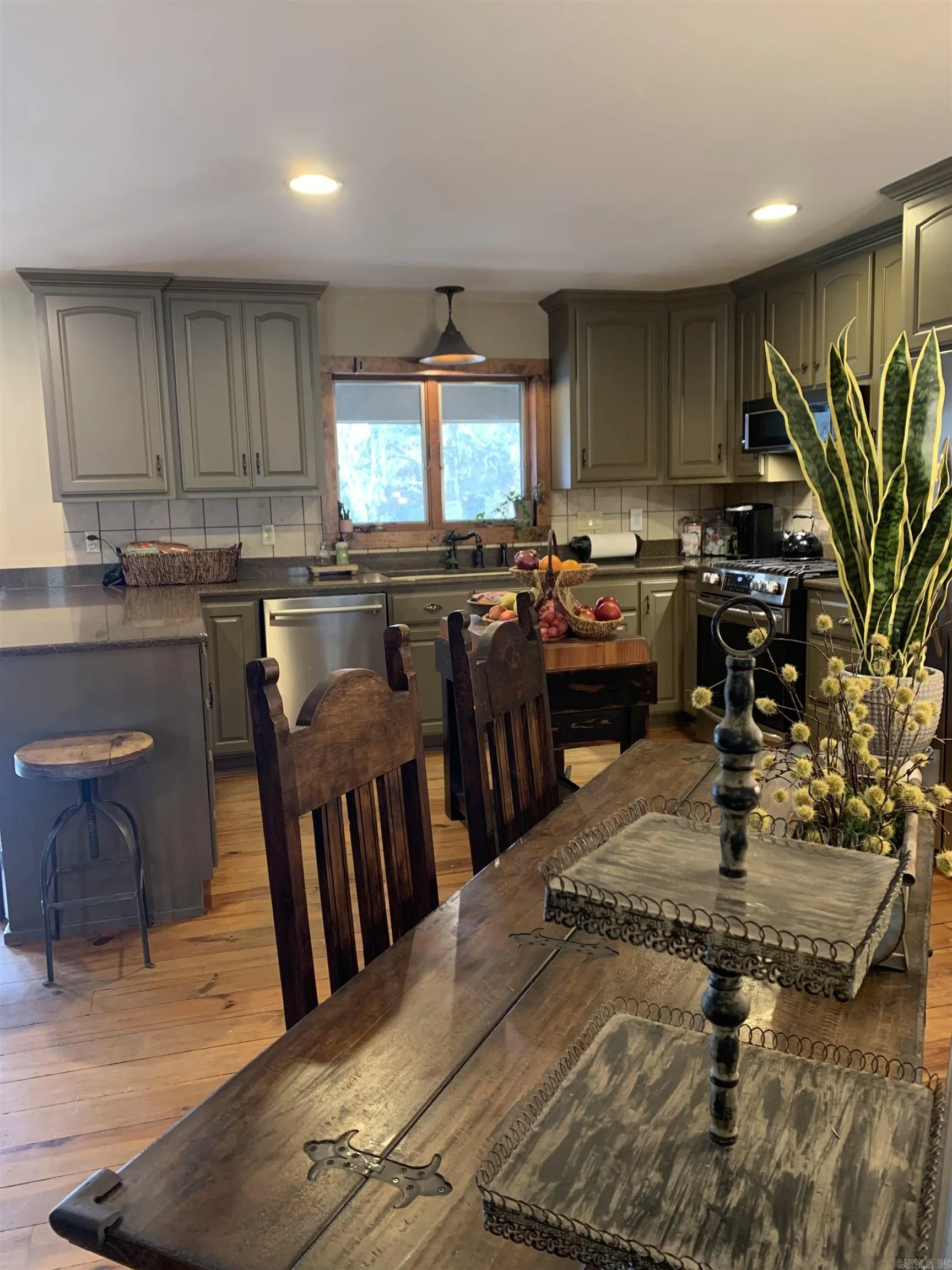 Property at 300 S Chinkapin - Image 10