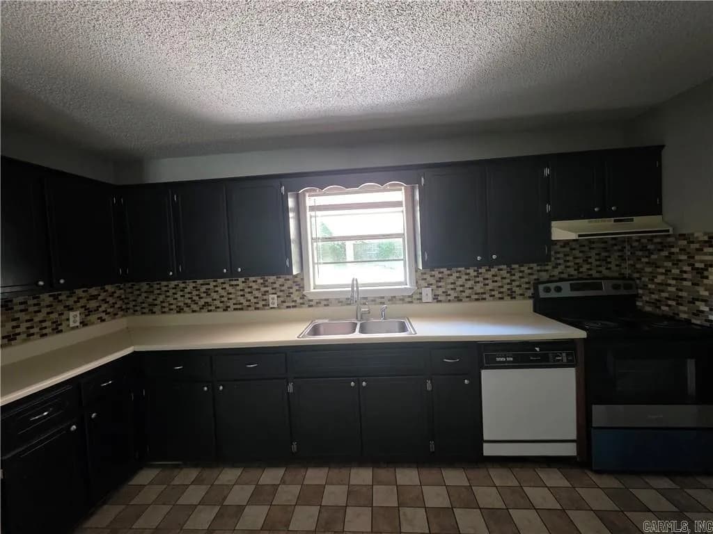 Property at 1006 E H - Image 4