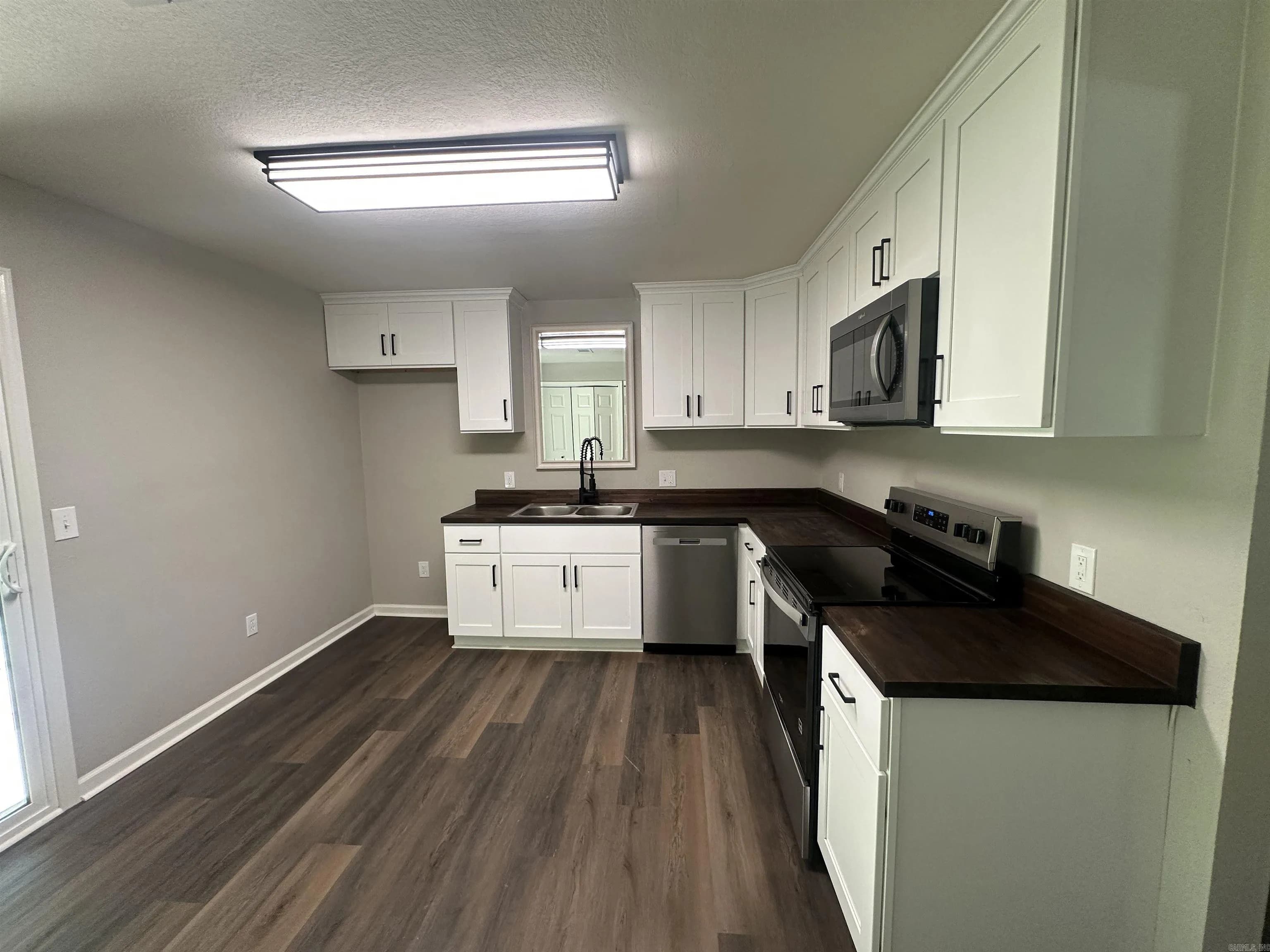 Property at 619  Hoover - Image 9