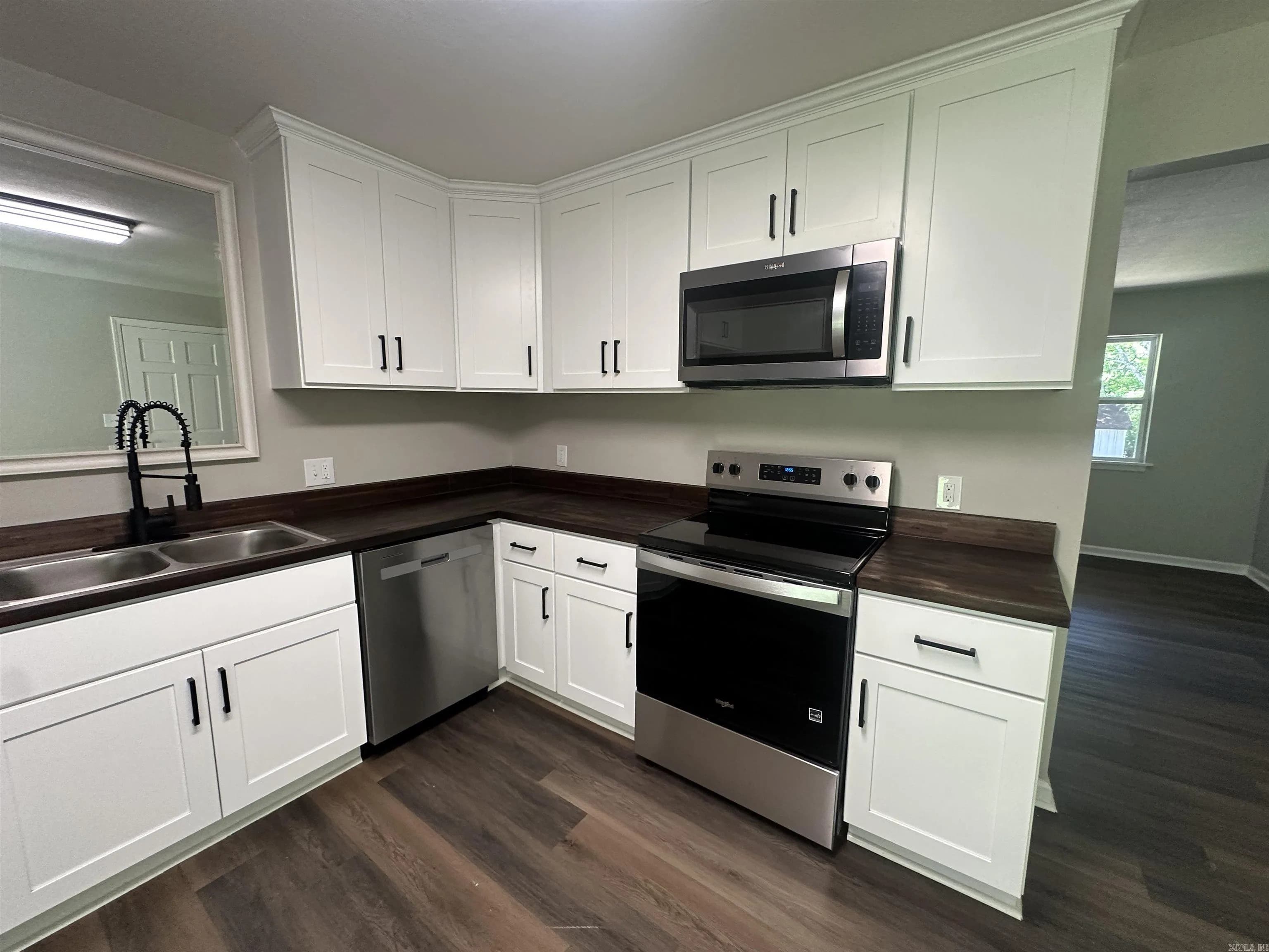 Property at 619  Hoover - Image 10