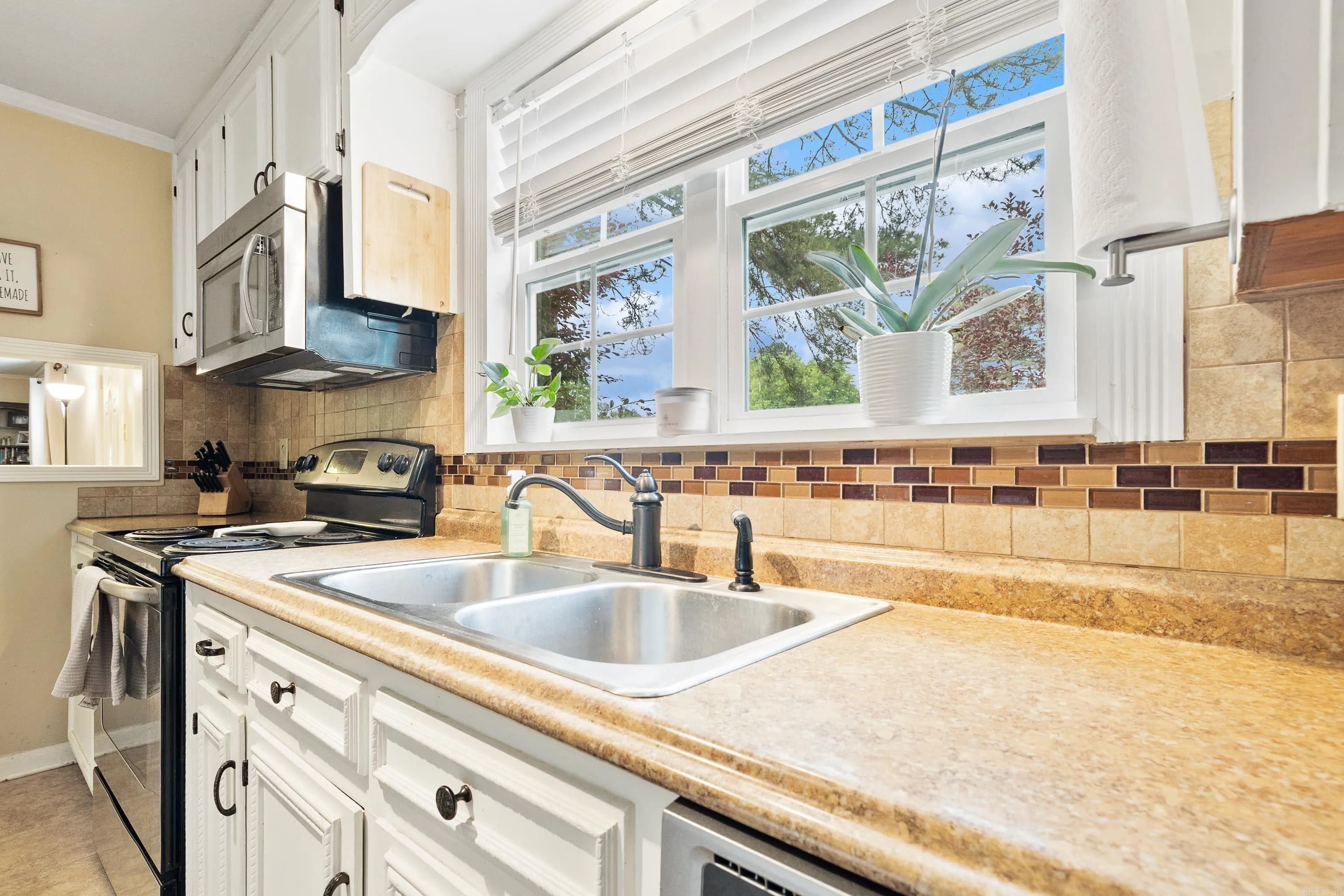 Property at 903  Oakwood - Image 6