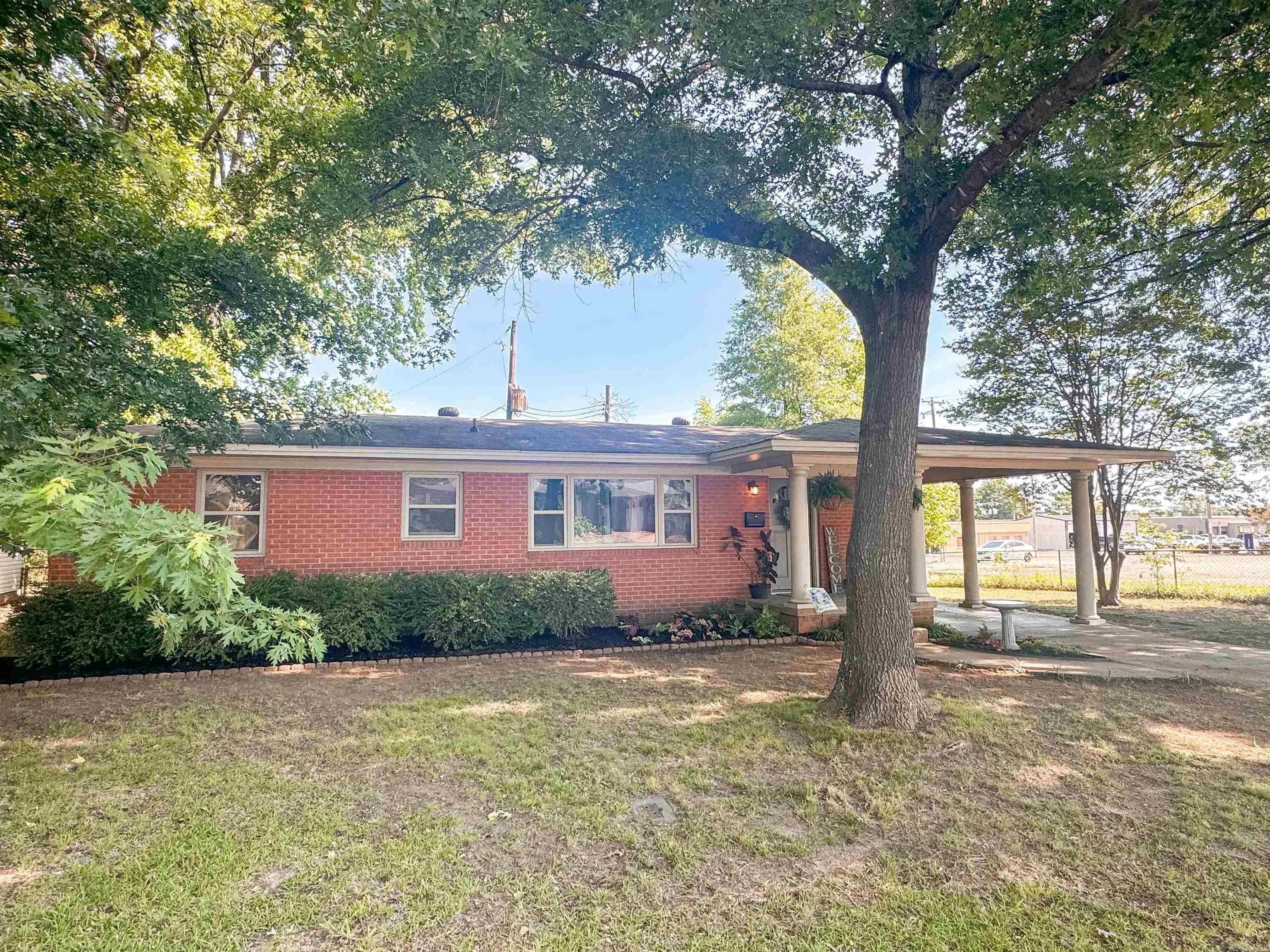Property at 106 E Lincoln - Image 5